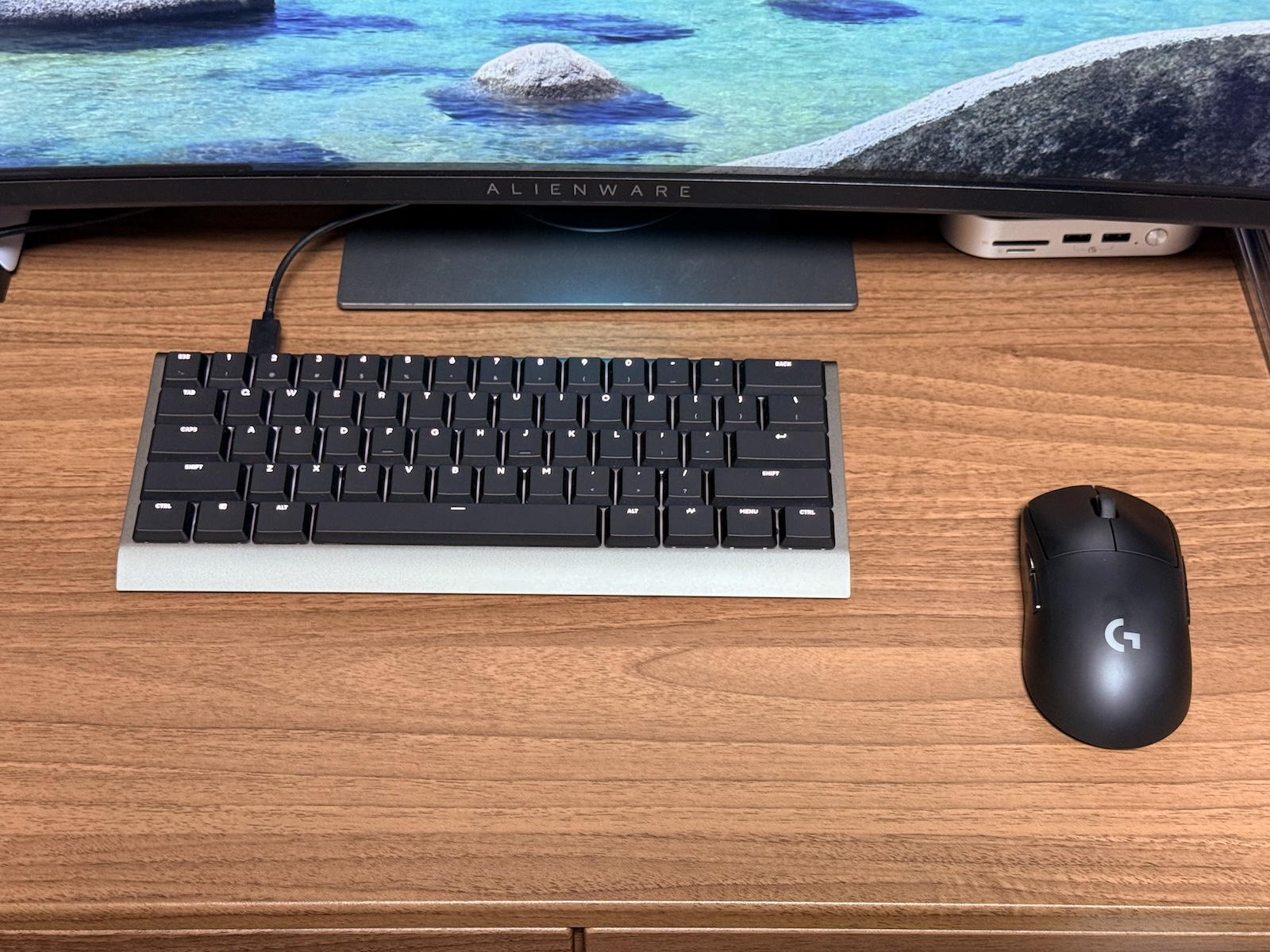 60%サイズはかなりコンパクトで、小さなデスク環境にぴったり