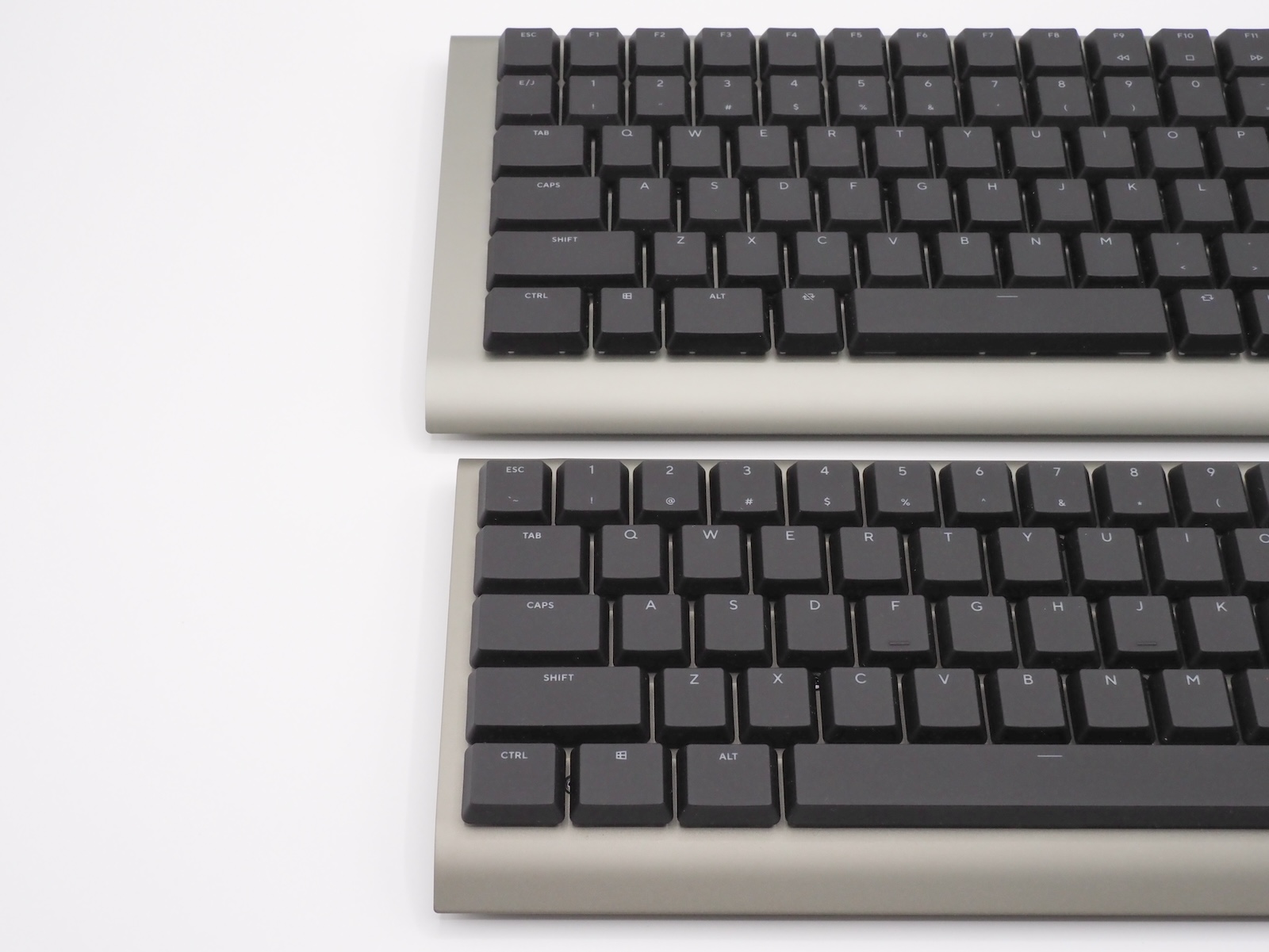 初代モデルから左右の余白を縮小。よりコンパクトになっている