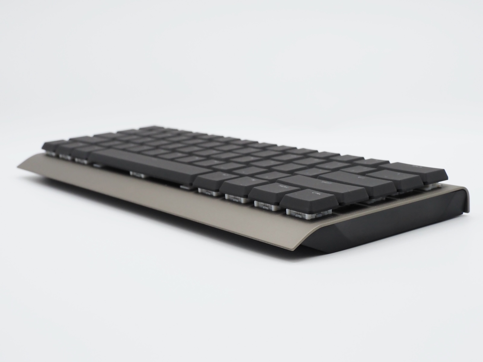 全高は24.5mm。パームレスト要らずの高さとなっている。