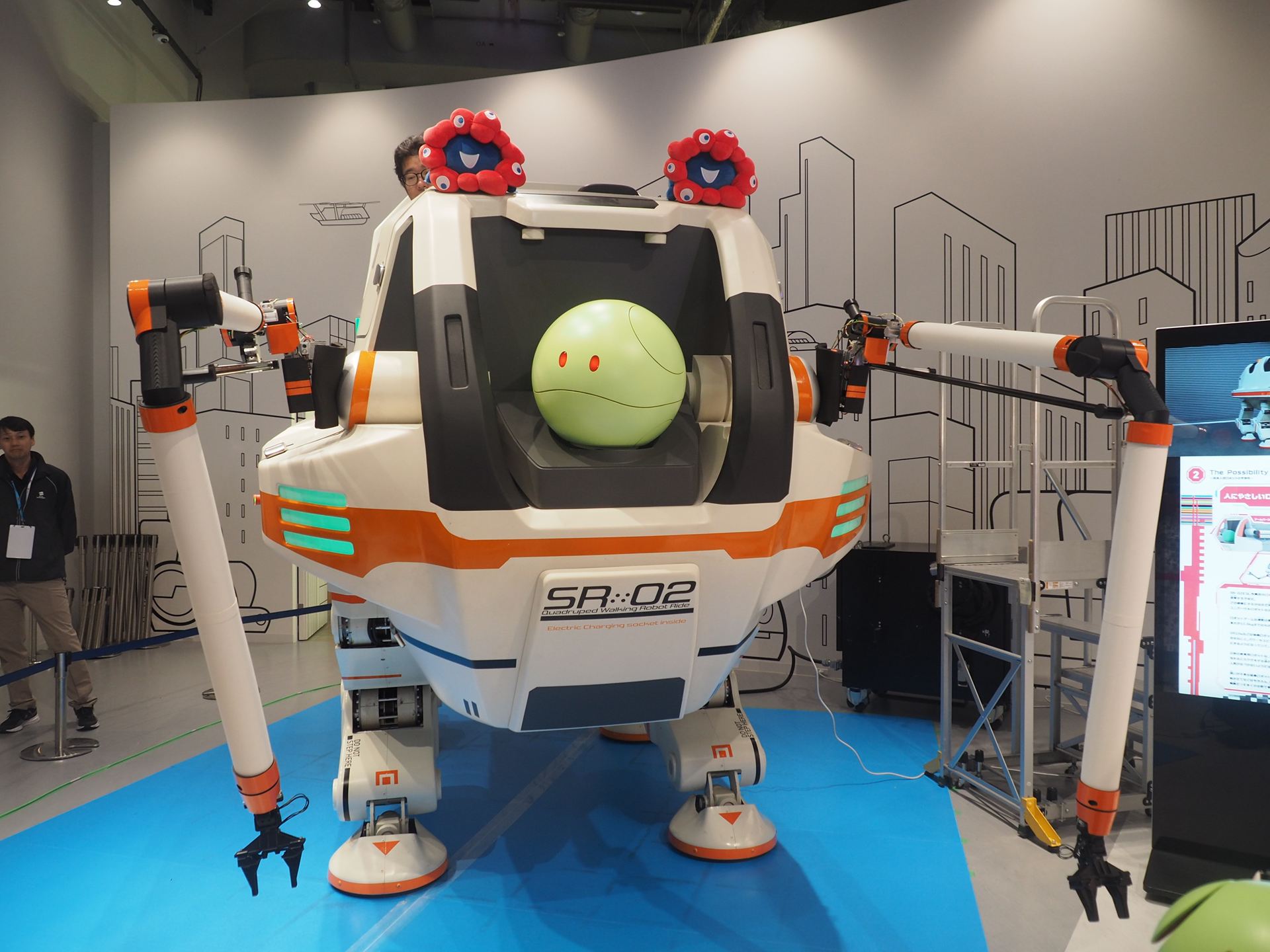 少し立ち上がって両アームを広げた状態