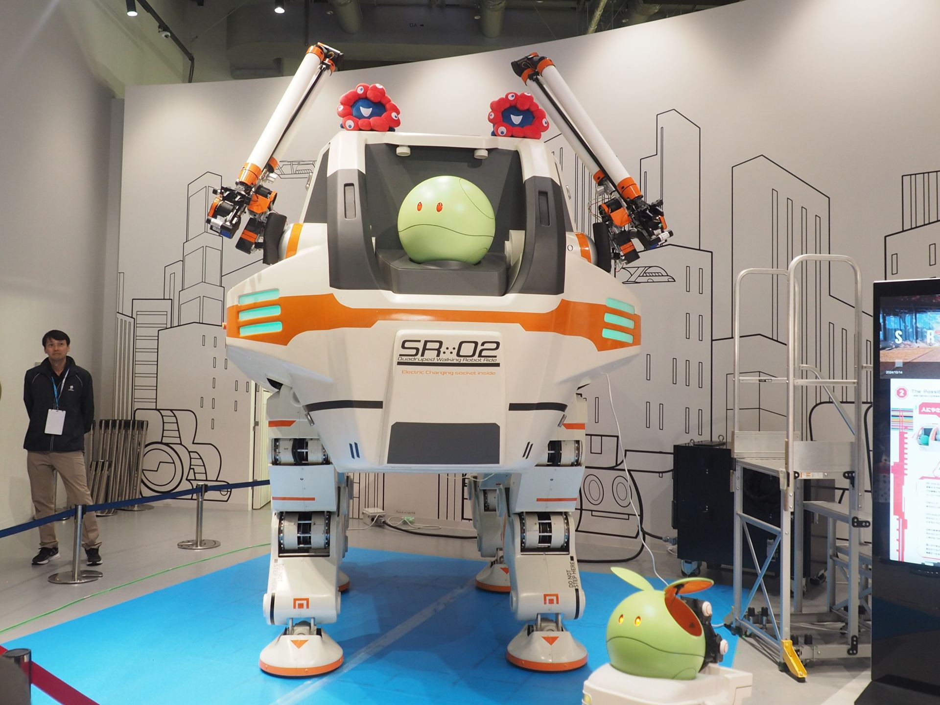 足を伸ばした状態。実際は最大4人まで人を乗せた状態で歩行できるのだが、会場が狭いため、歩行デモは行なっていなかった