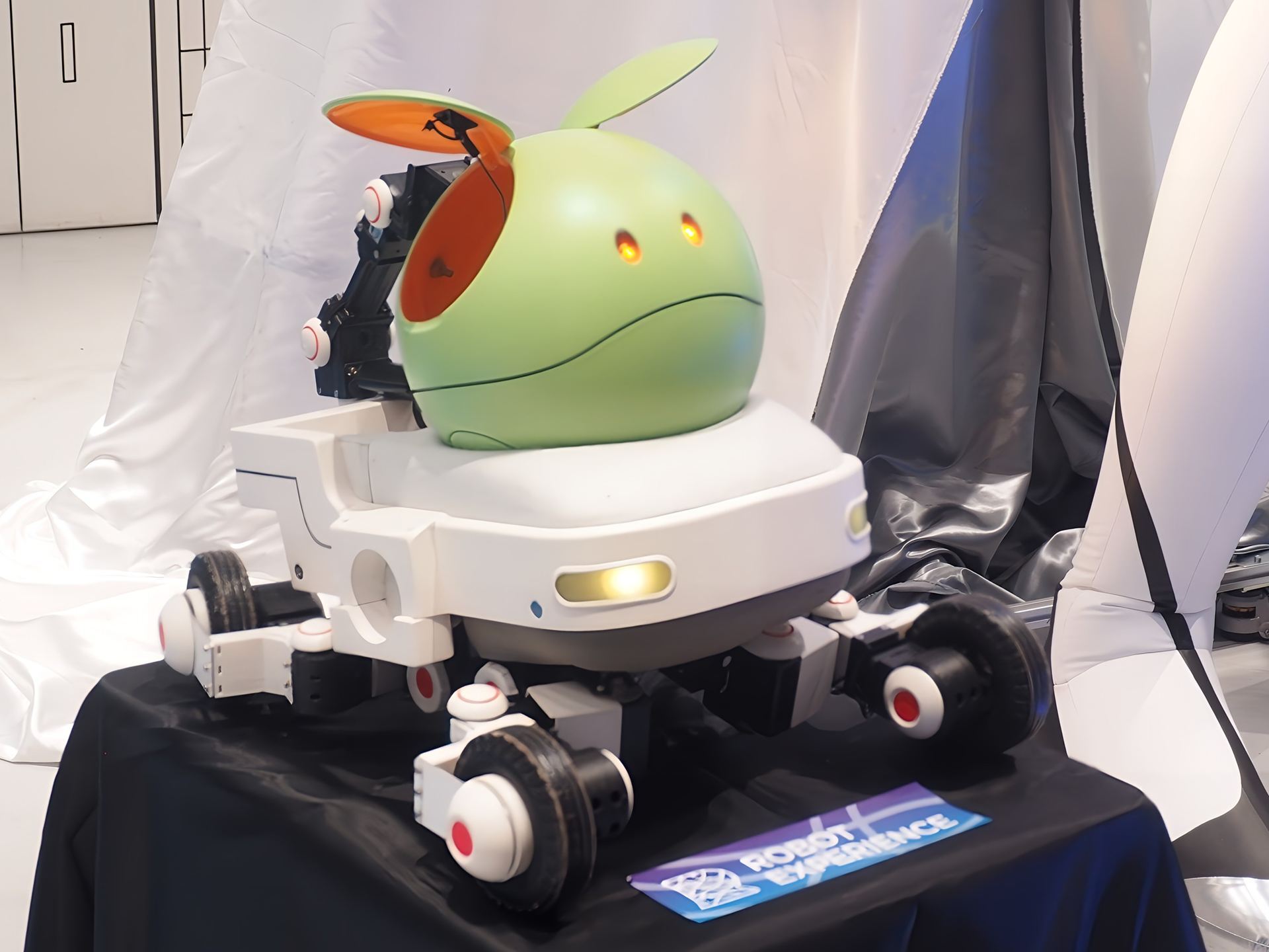 ガンダムオープンイノベーションの一環として結成されたプロジェクトチーム「Team Ball」が製作した「BALGOI」。このハロは上に乗っているのではなく、実際は後ろのアームで支えられており、ハロを分離させることができる