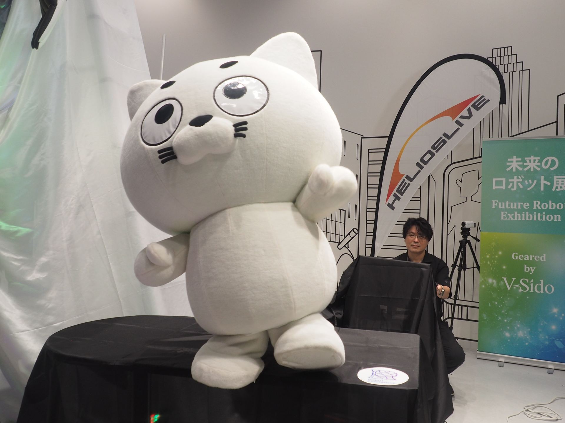 ピアニジュウイチとアスラテックの2社が製作したニューマティックロボット試作機「にゅーすけ」