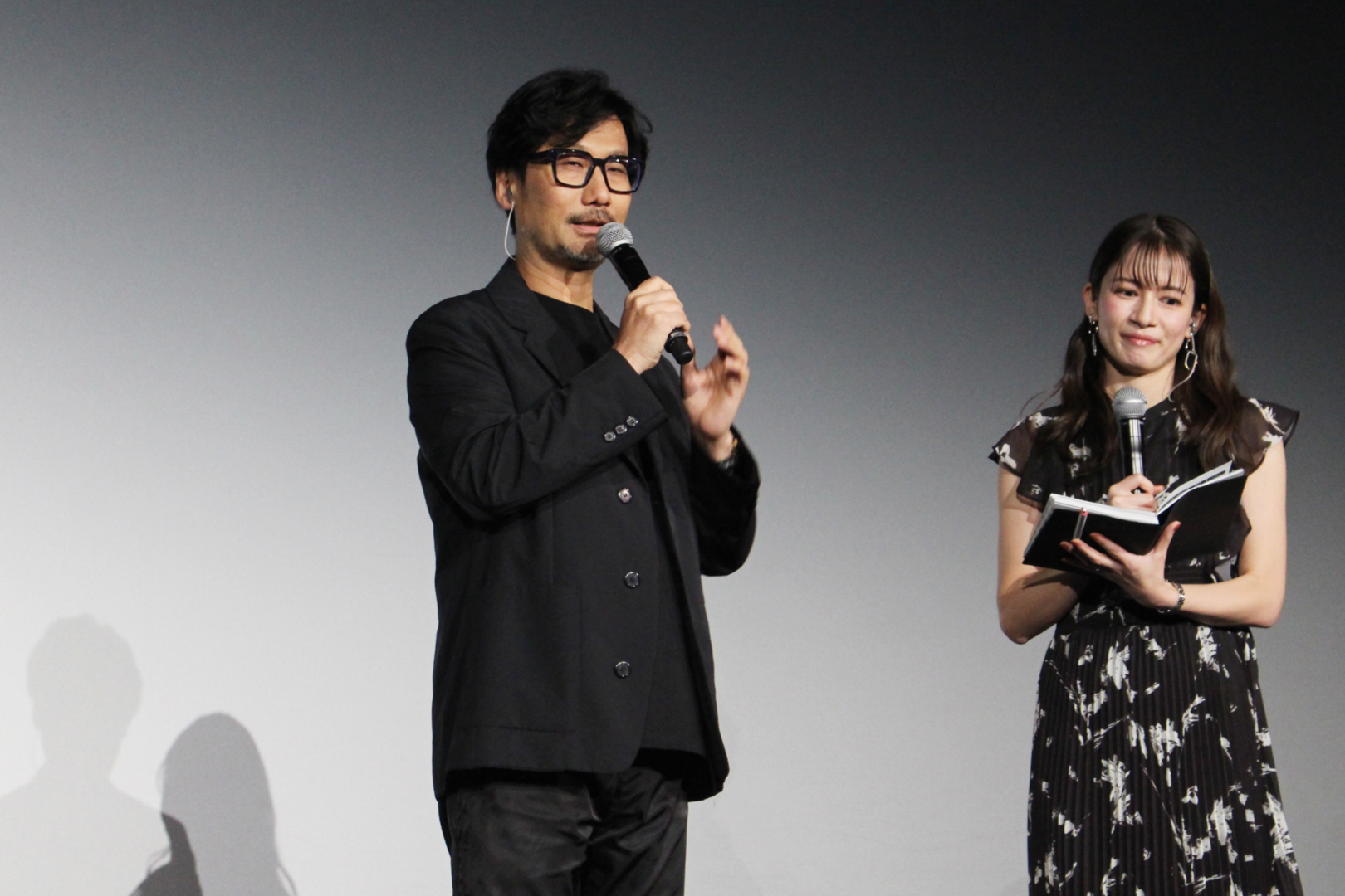 左から小島秀夫監督、宇内梨沙さん