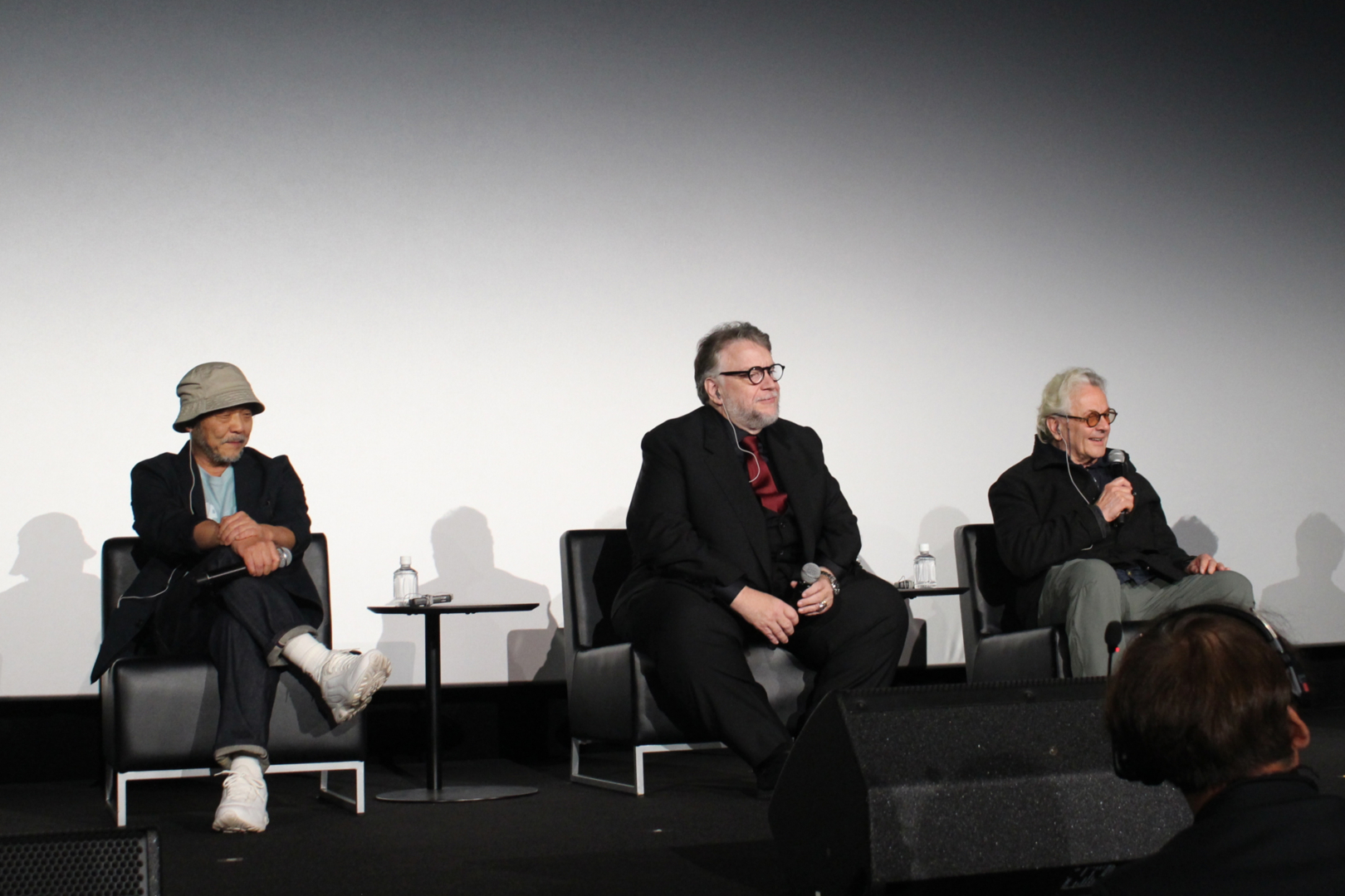左から押井守氏、ギレルモ・デル・トロ氏、ジョージ・ミラー氏。近年のテクノロジーの劇的な発達は脅威にもなりうるが、その中で変わらないのはストーリーテリングで、それをどう伝えるかが重要という旨の内容を語った