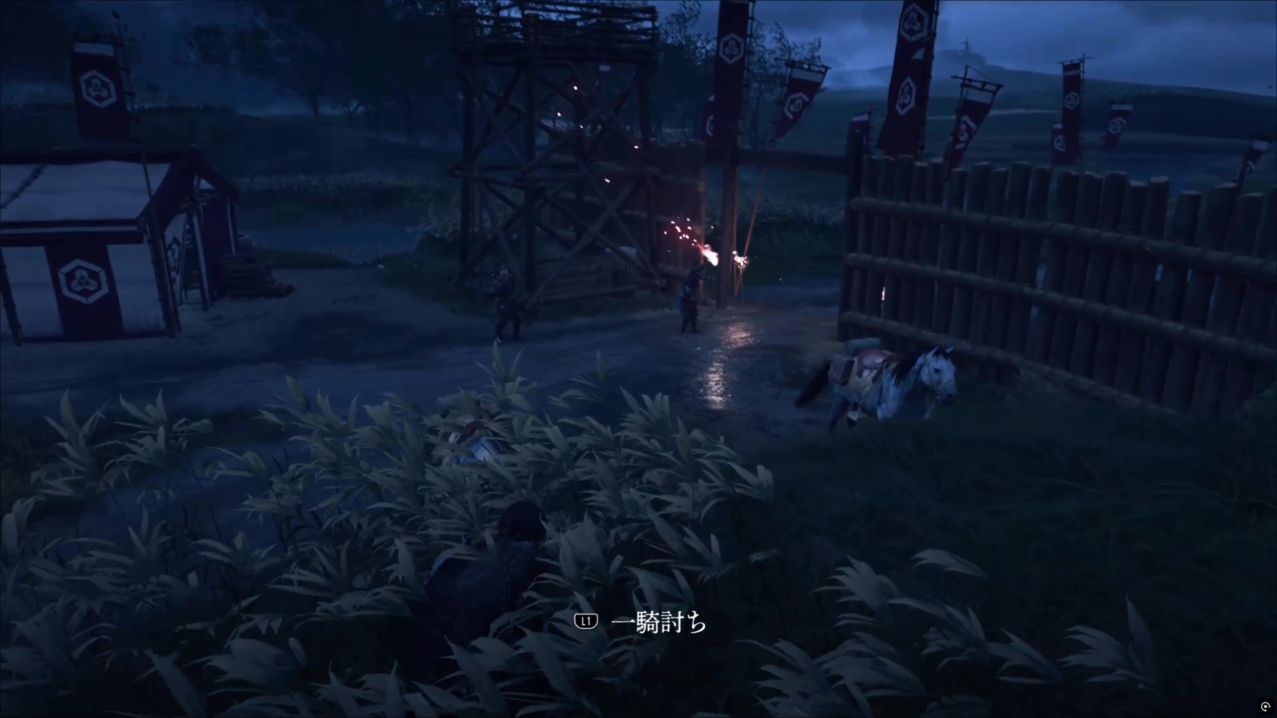 草むらに隠れて敵の行動をうかがう