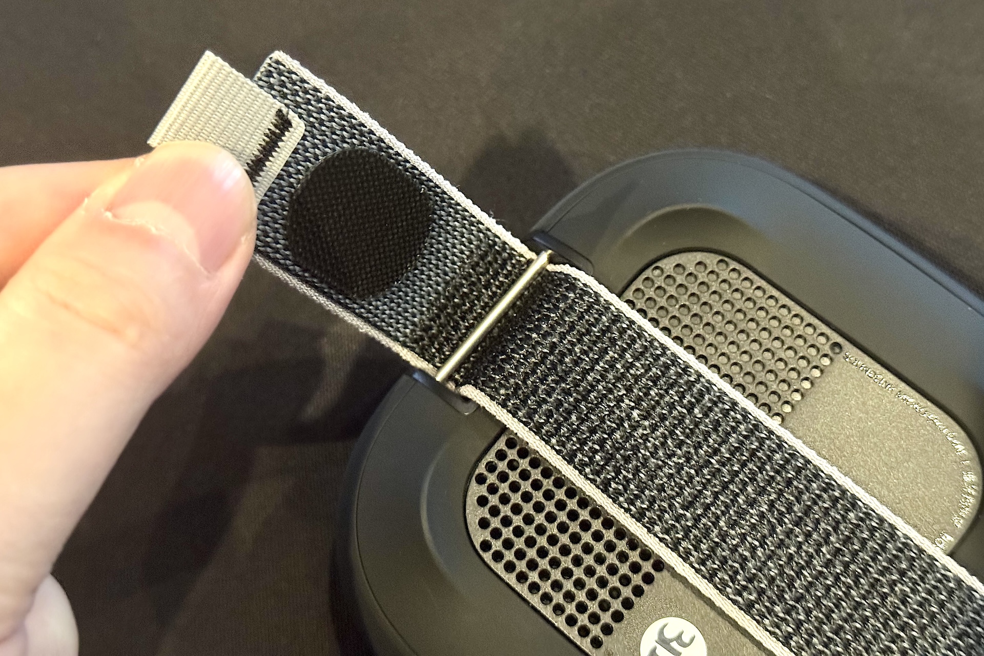 ストラップデザインが刷新され、取り外し簡単な着脱式に