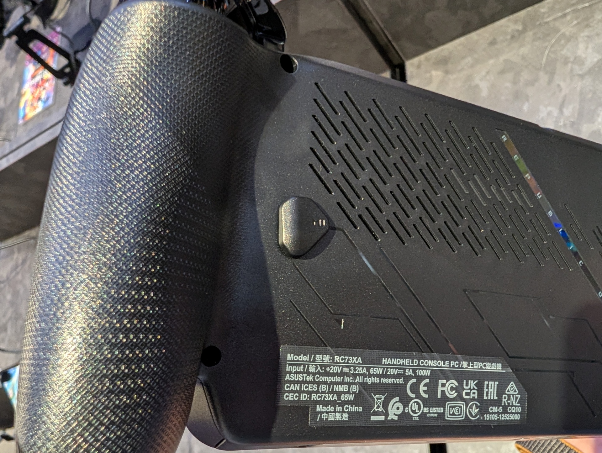 Xboxコントローラーの握りやすさを再現したかのようなグリップ部が特徴の1つ