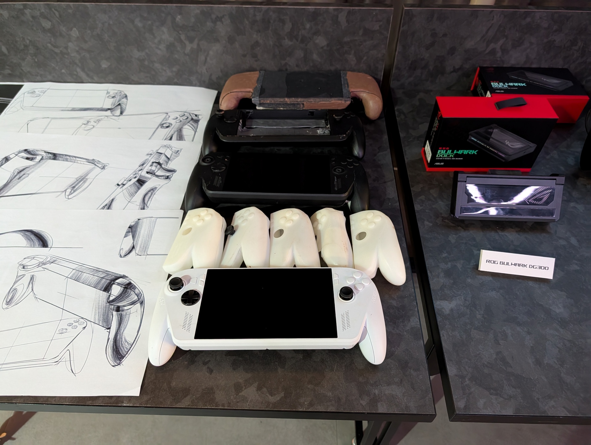 会場には開発時のデザイン画や、試作したモックアップも多数展示されており、このグリップ形状になるまでに、様々な変遷を辿ってきたことが伝わってくる