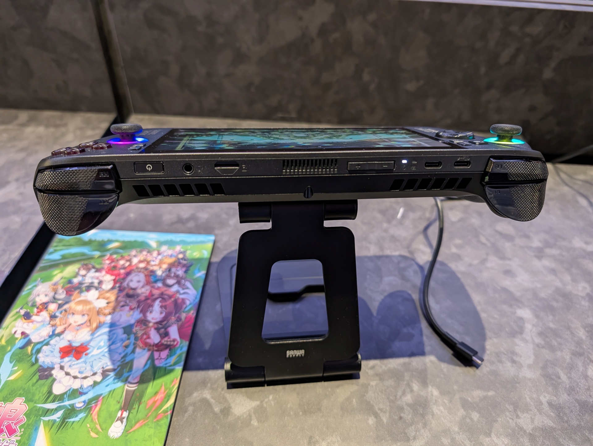 天面部には電源ボタンやイヤフォンジャックなどの端子類が集中している