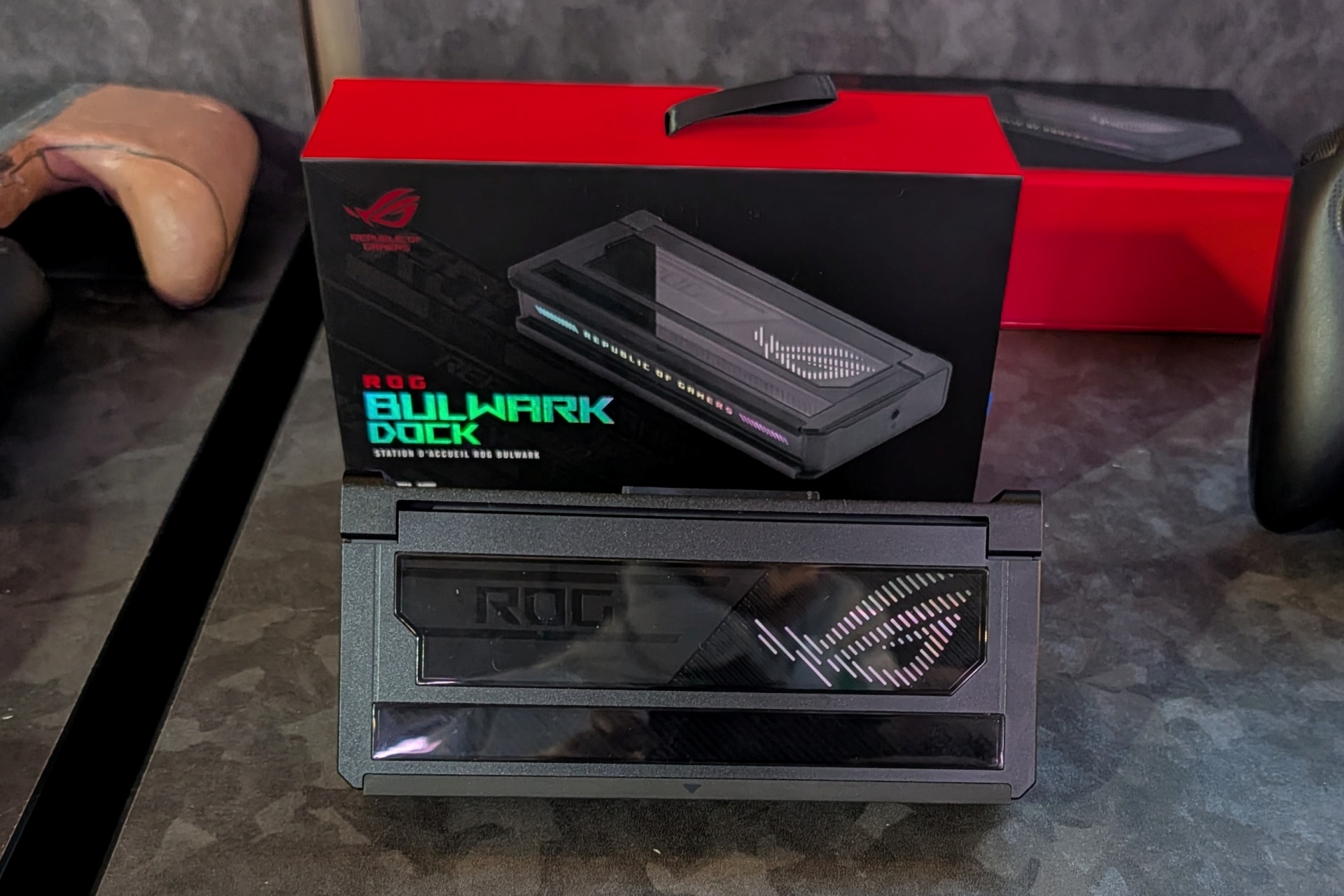 オプションとしてドックの「ROG BULWARK DG300」が用意される