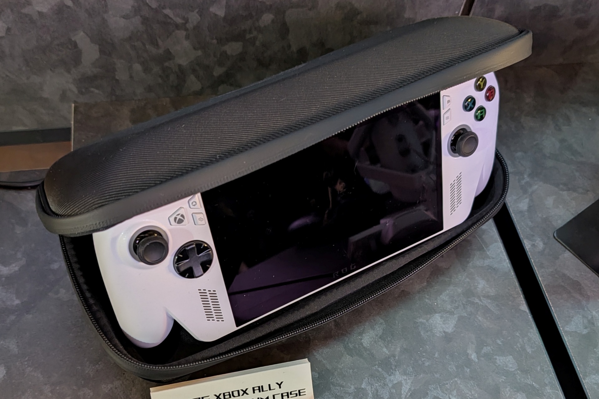 スタンドのような使い方も可能なハードケース「ROG Xbox Ally (2-in-1) Premium Case」もオプションで用意