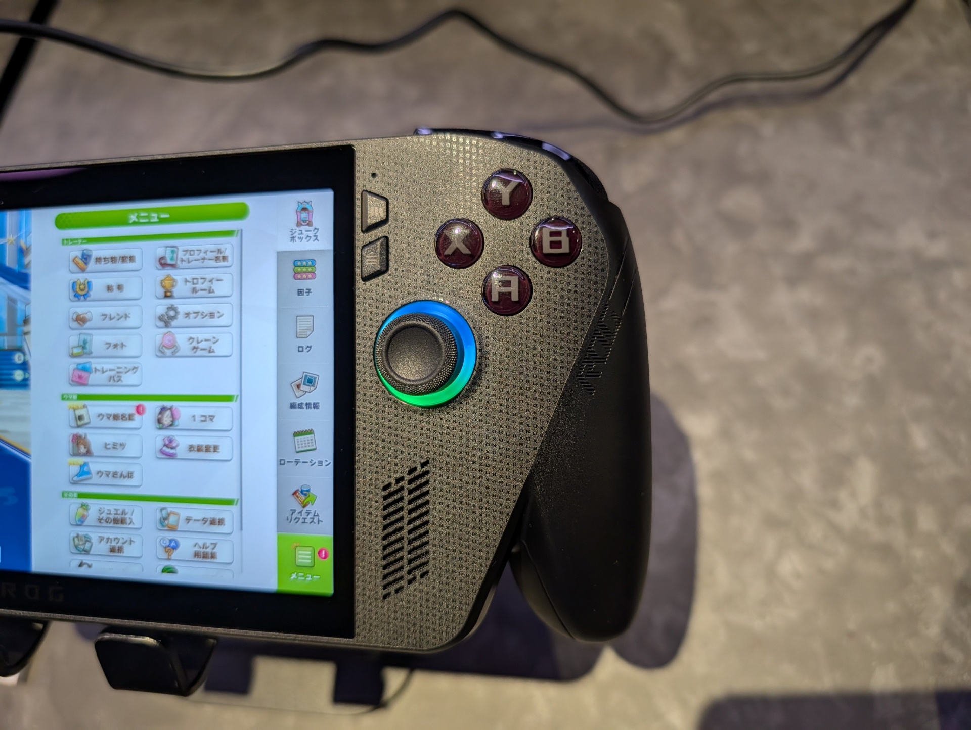 Xboxコントローラーのようにしっかりと握れるグリップが「ROG Xbox Ally」シリーズの特徴の1つと強調