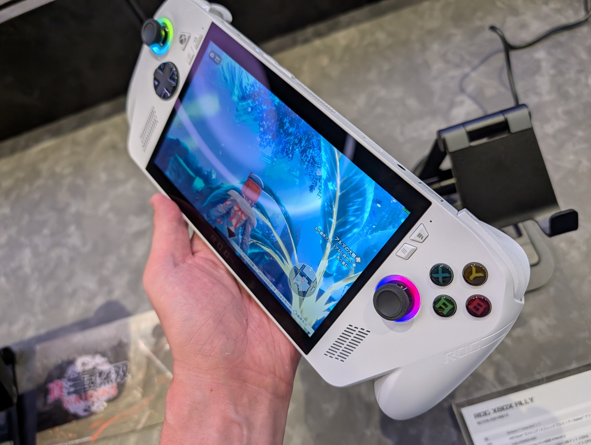 サイズは同等ながら約45g軽量化されている「ROG Xbox Ally」は、持ち運びやすく、バッテリー駆動時間も長持ちという特徴を紹介