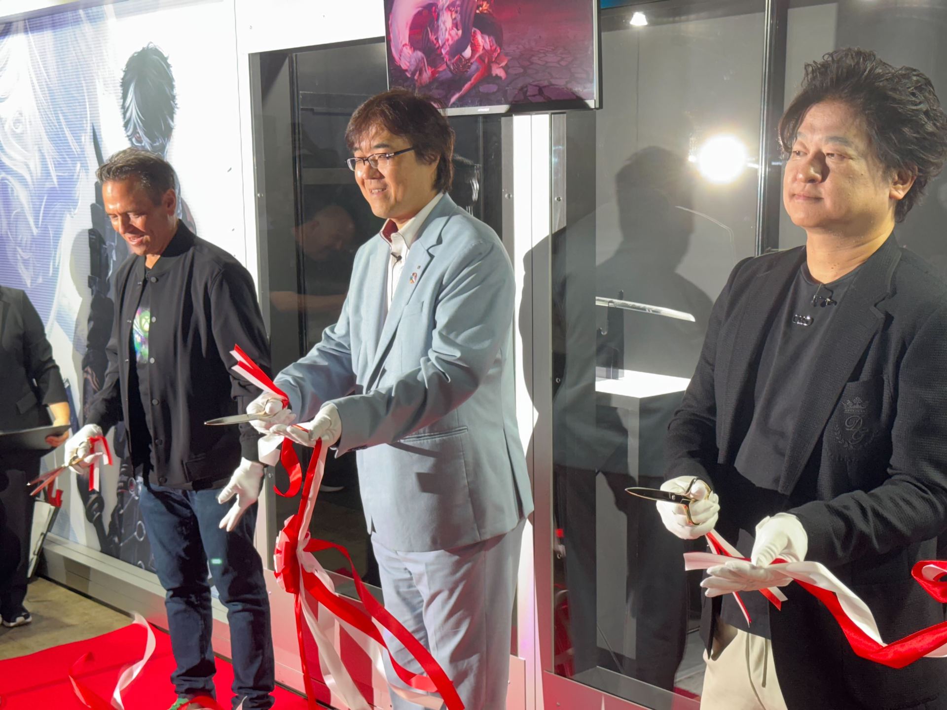 左奥からMicrosoft Gaming CEO フィル・スペンサー氏、コーエーテクモホールディングス代表取締役 社長執行役員CEO 鯉沼久史氏、プラチナゲームズ代表取締役社長 稲葉敦志氏