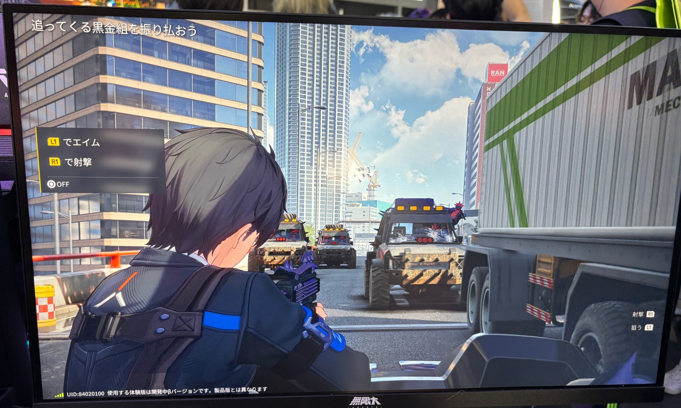 敵との殴り合いの後にはカーチェイスが待っていた