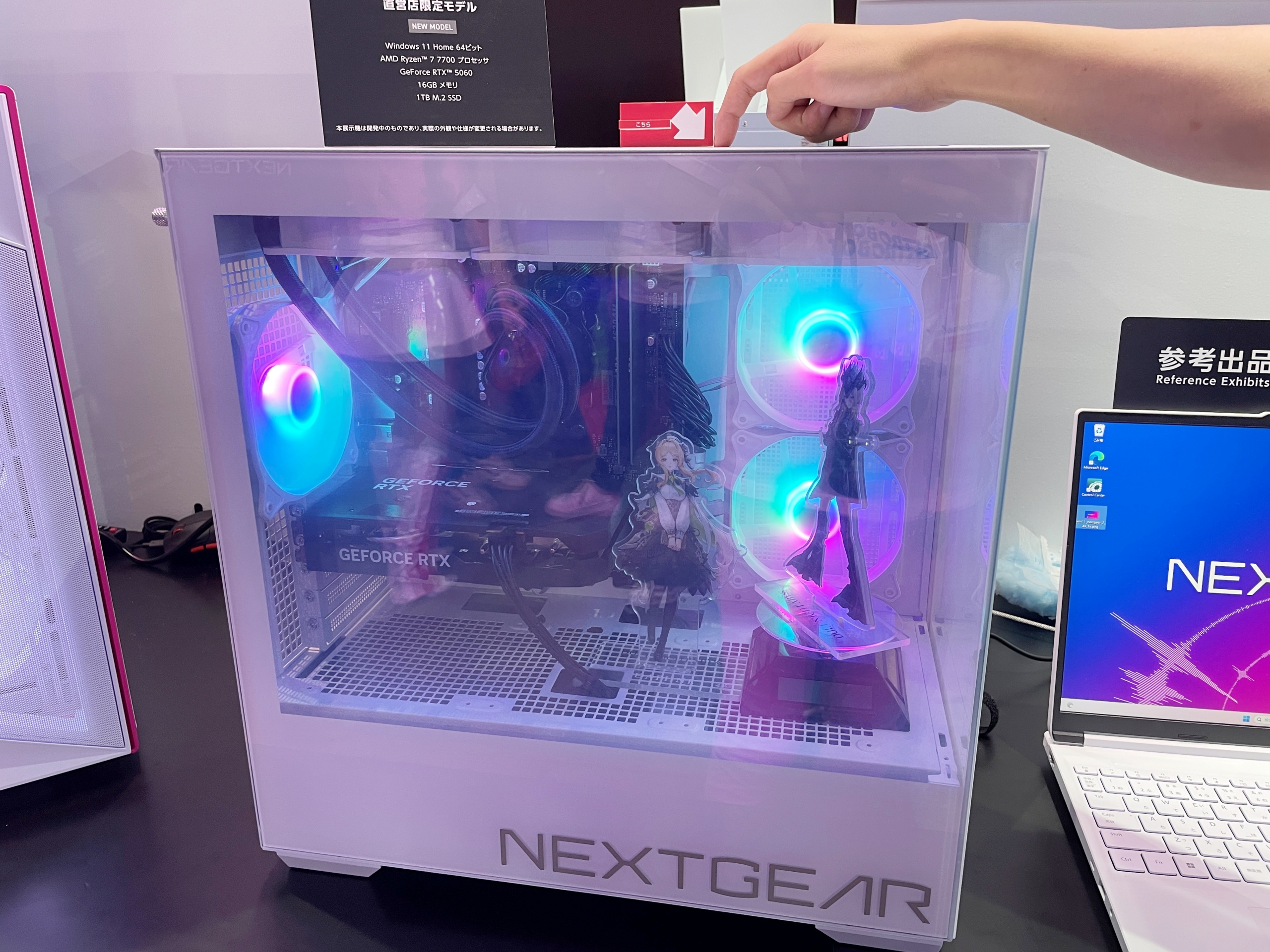 ボタン一つでケースの透明・スモークを切り替えできる