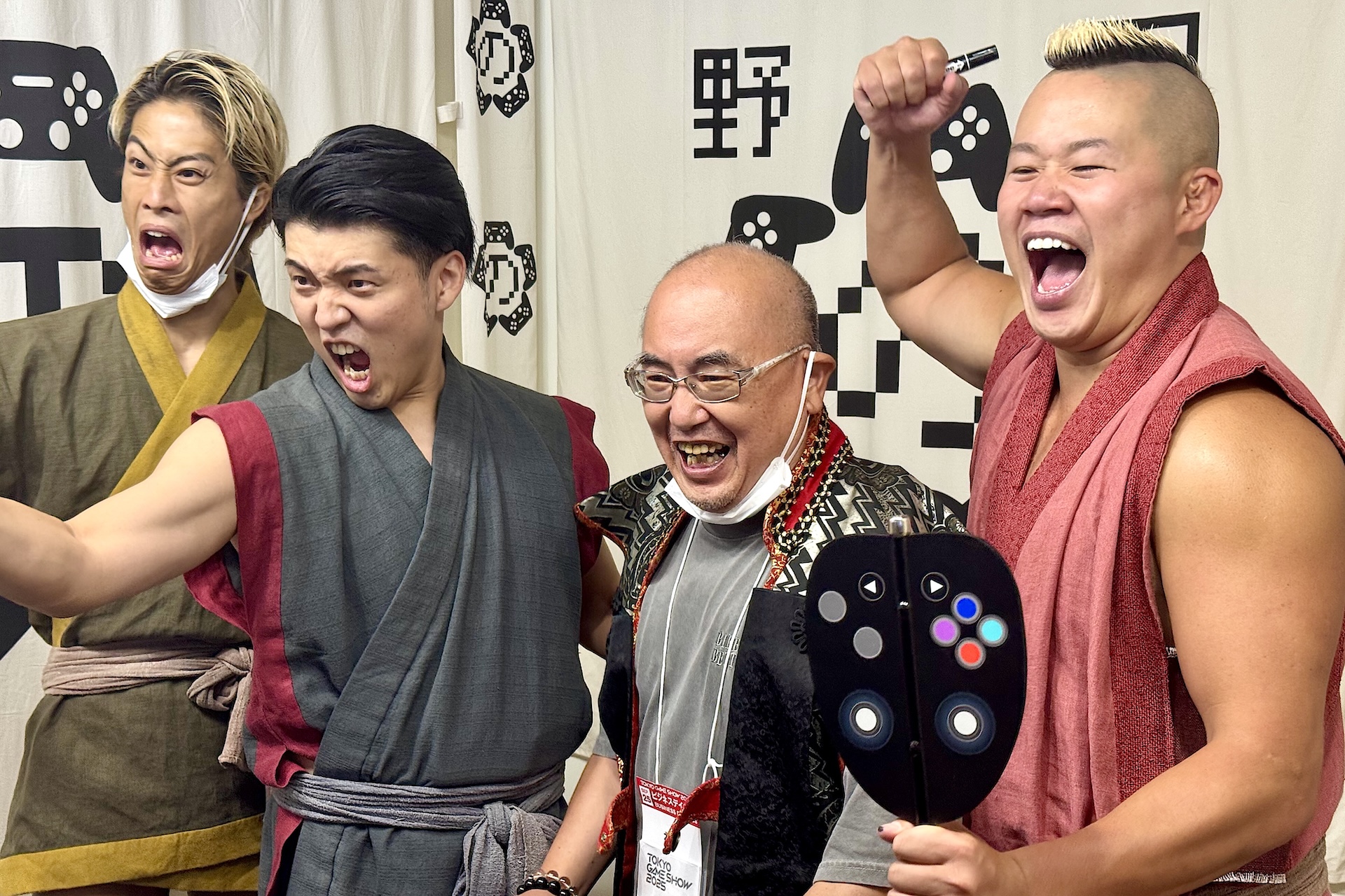 ブースには毎日番組に出演している家臣、マッチョ芸人たちが待機していて一緒に写真撮影ができる。来場者の方の許可をいただけたのでその様子をパシャリ。シャッターを押す瞬間に好きな言葉を一緒に叫んでくれる