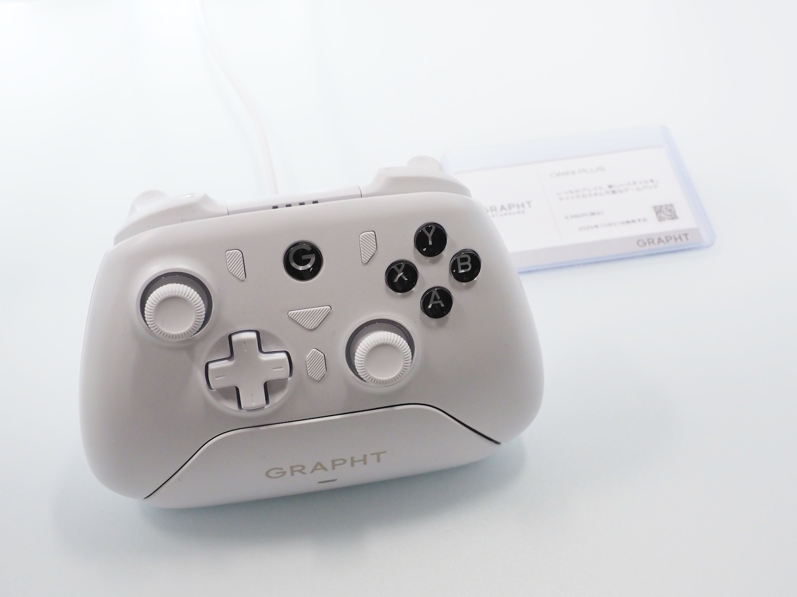 GRAPHTの新たなコントローラー「Omni Plus」。10月31日発売予定で、価格は6,980円となっている
