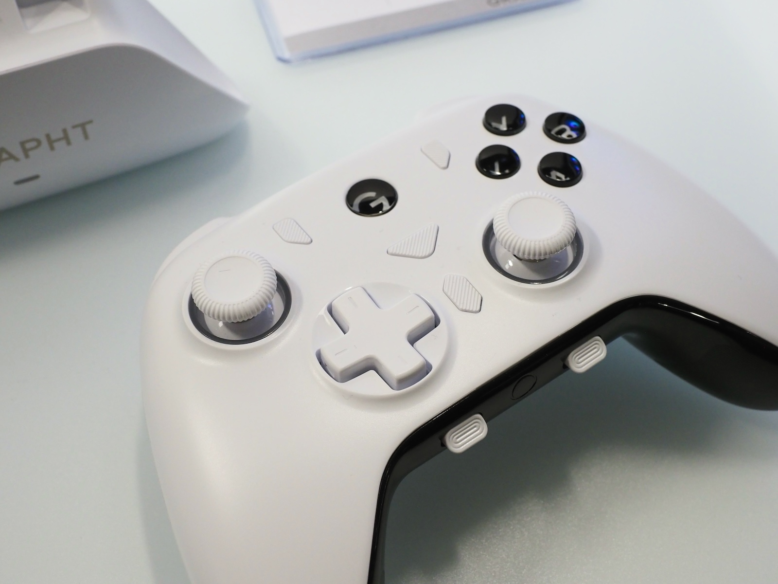 ホールエフェクトセンサーやメカニカルボタンなど高耐久なパーツを多用している