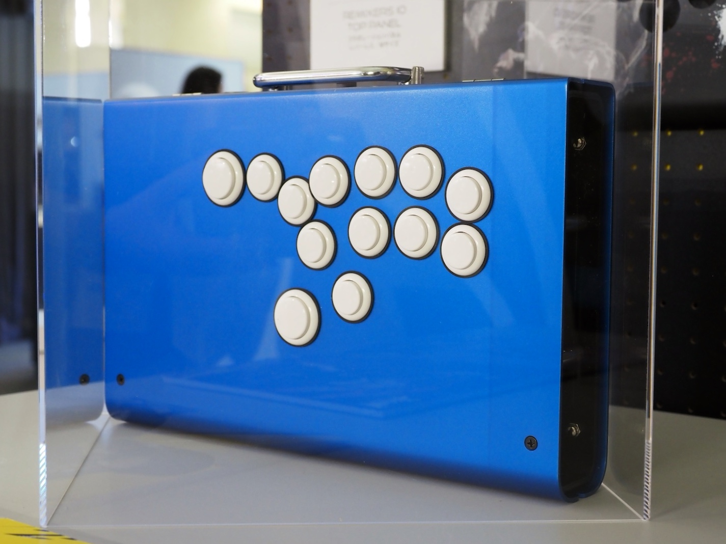 M+サイズは、筐体を少し大きくし、大きな手でも安定して両手を置くことができる