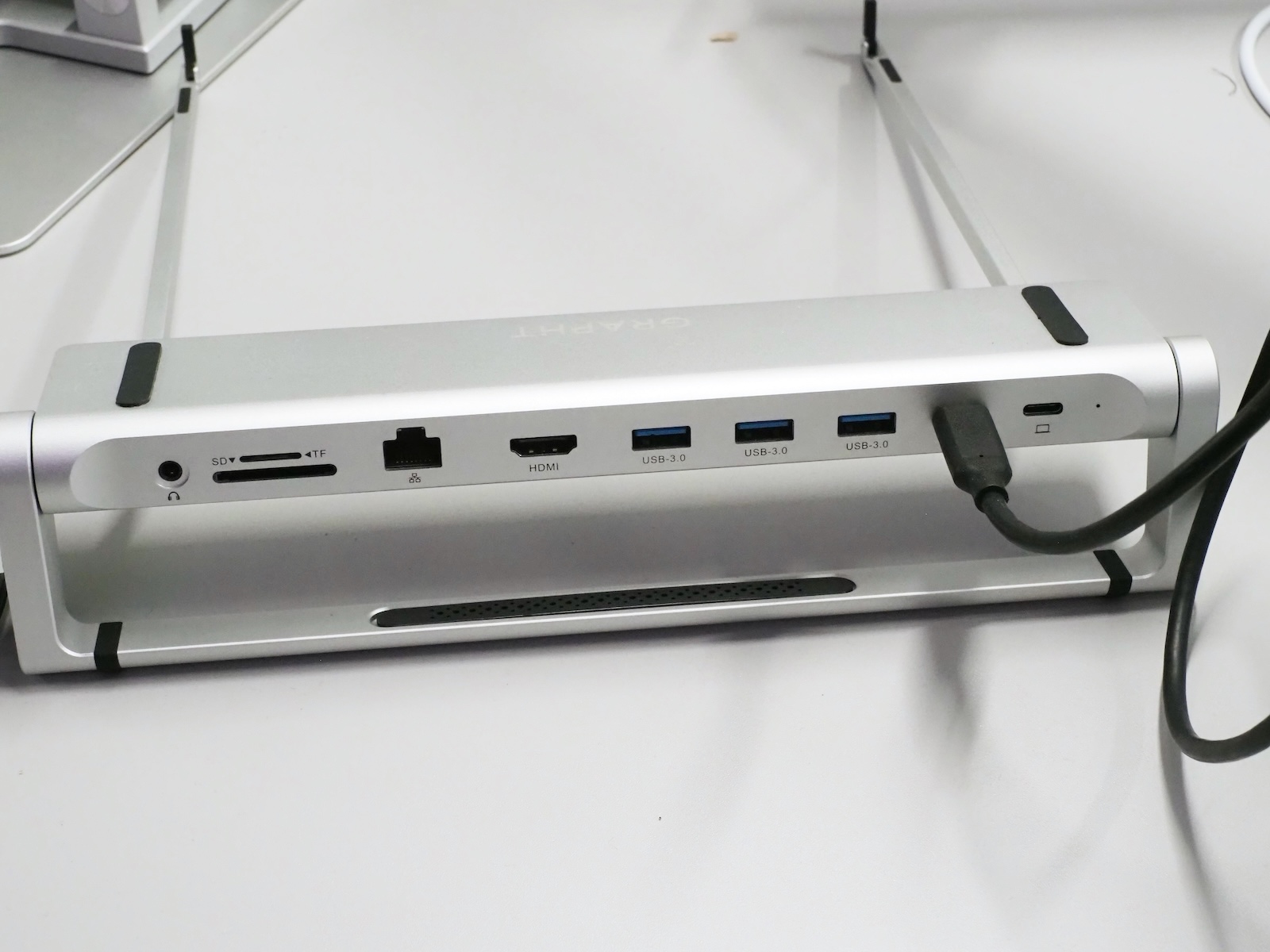 USB Type-A端子や映像出力端子（HDMI）、有線LAN端子などを搭載する