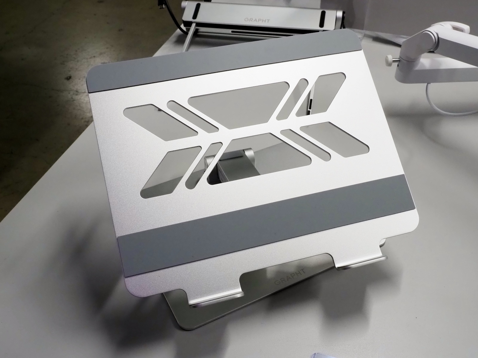 据え置きを想定したノートブックスタンド「Device Centric Folio」こちらも10月下旬発売予定で、価格は17,980円