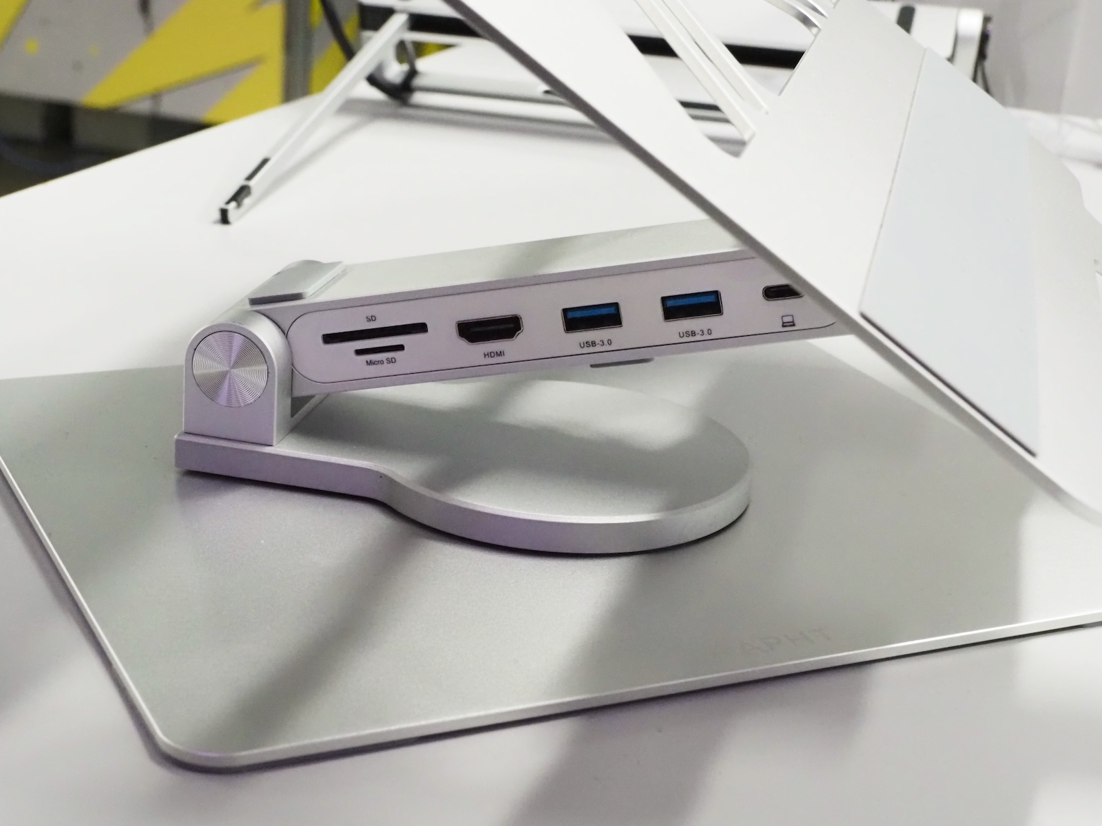 支柱部分に各種端子を搭載している