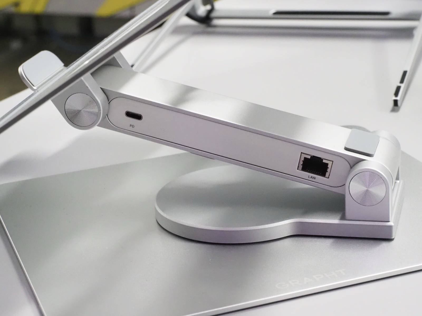 支柱は回転するため非常に便利だ