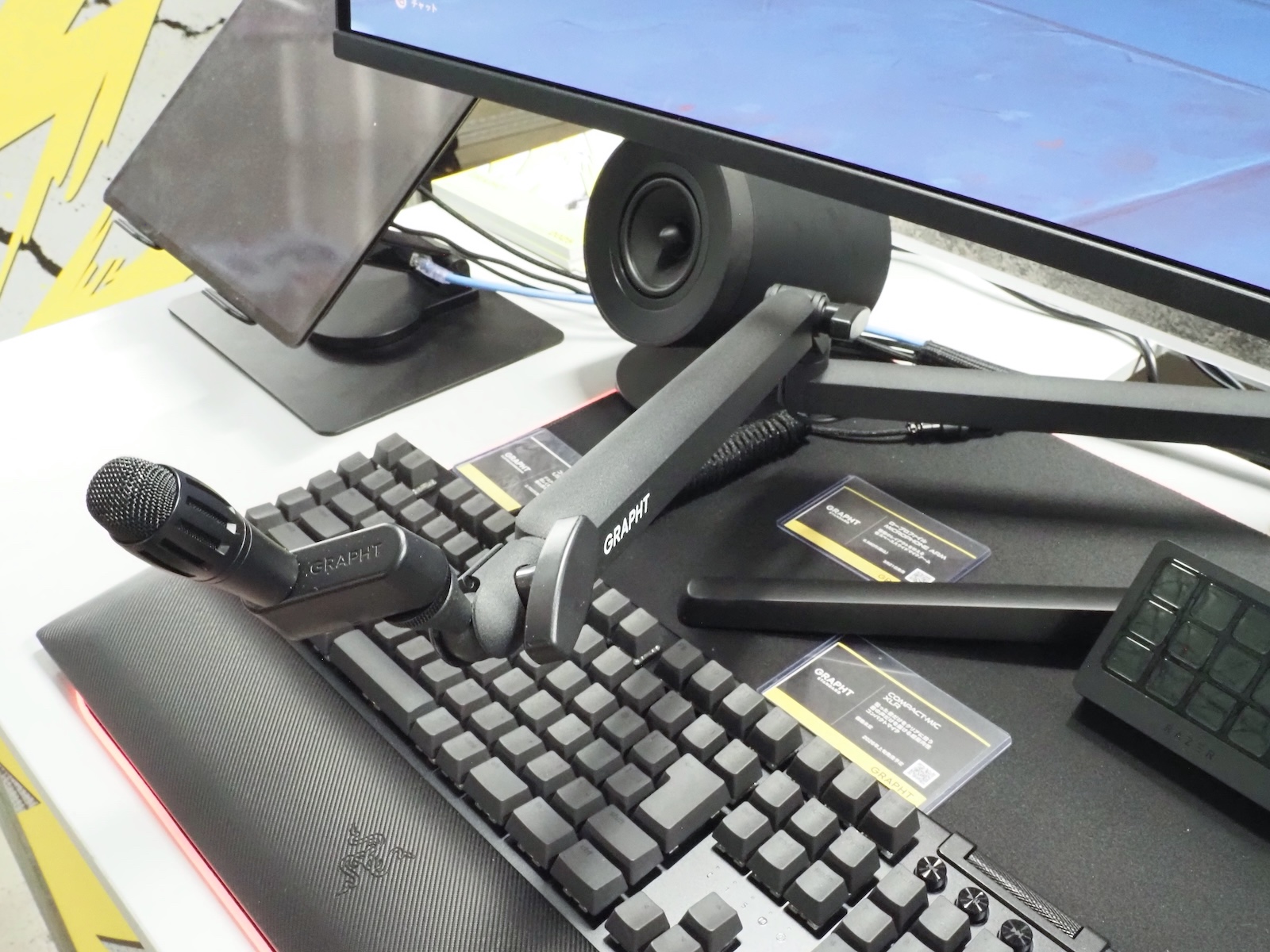 ブラックとホワイトの2色展開となっている