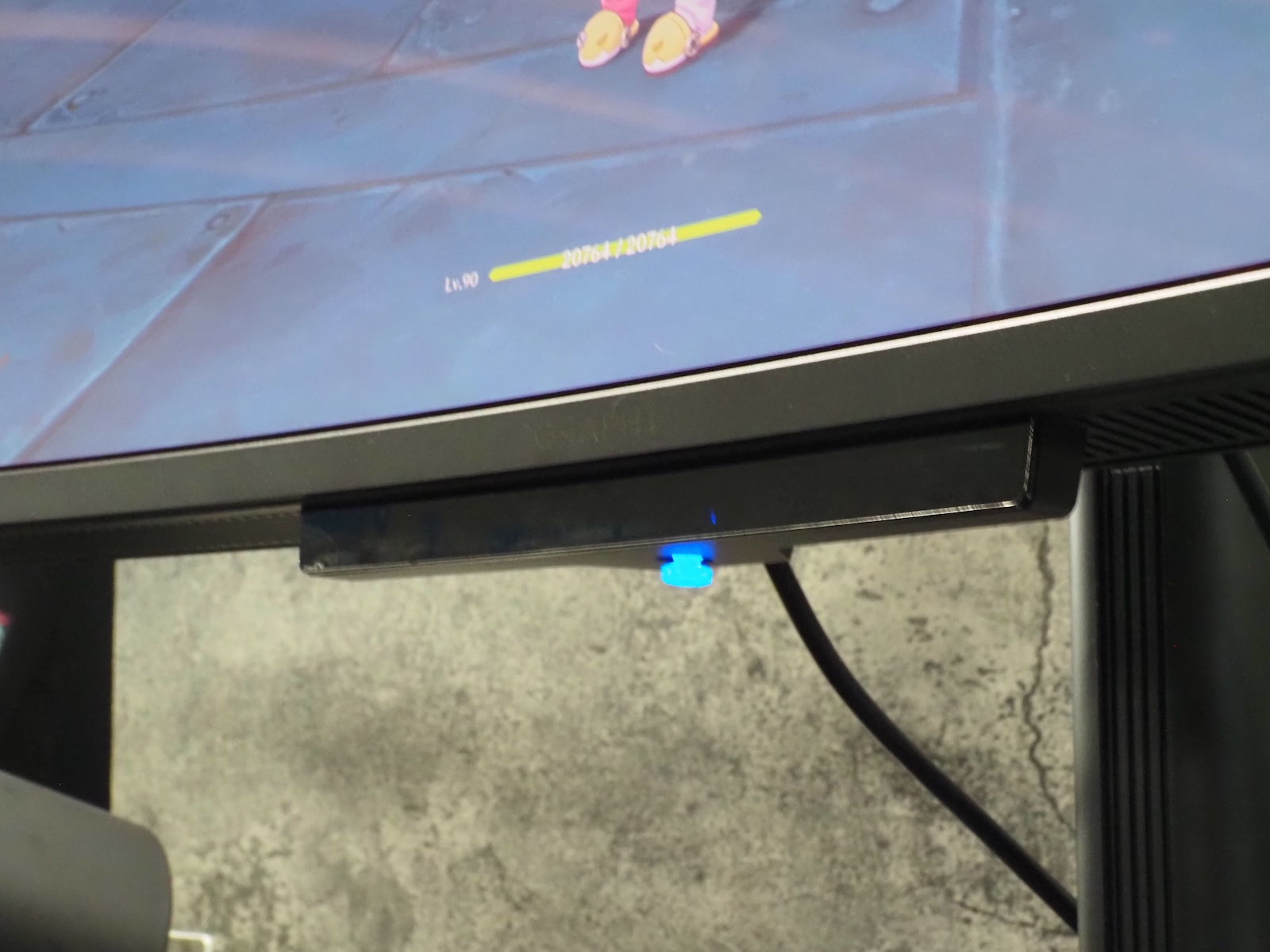 本体中央下部にジョイスティックが搭載されている