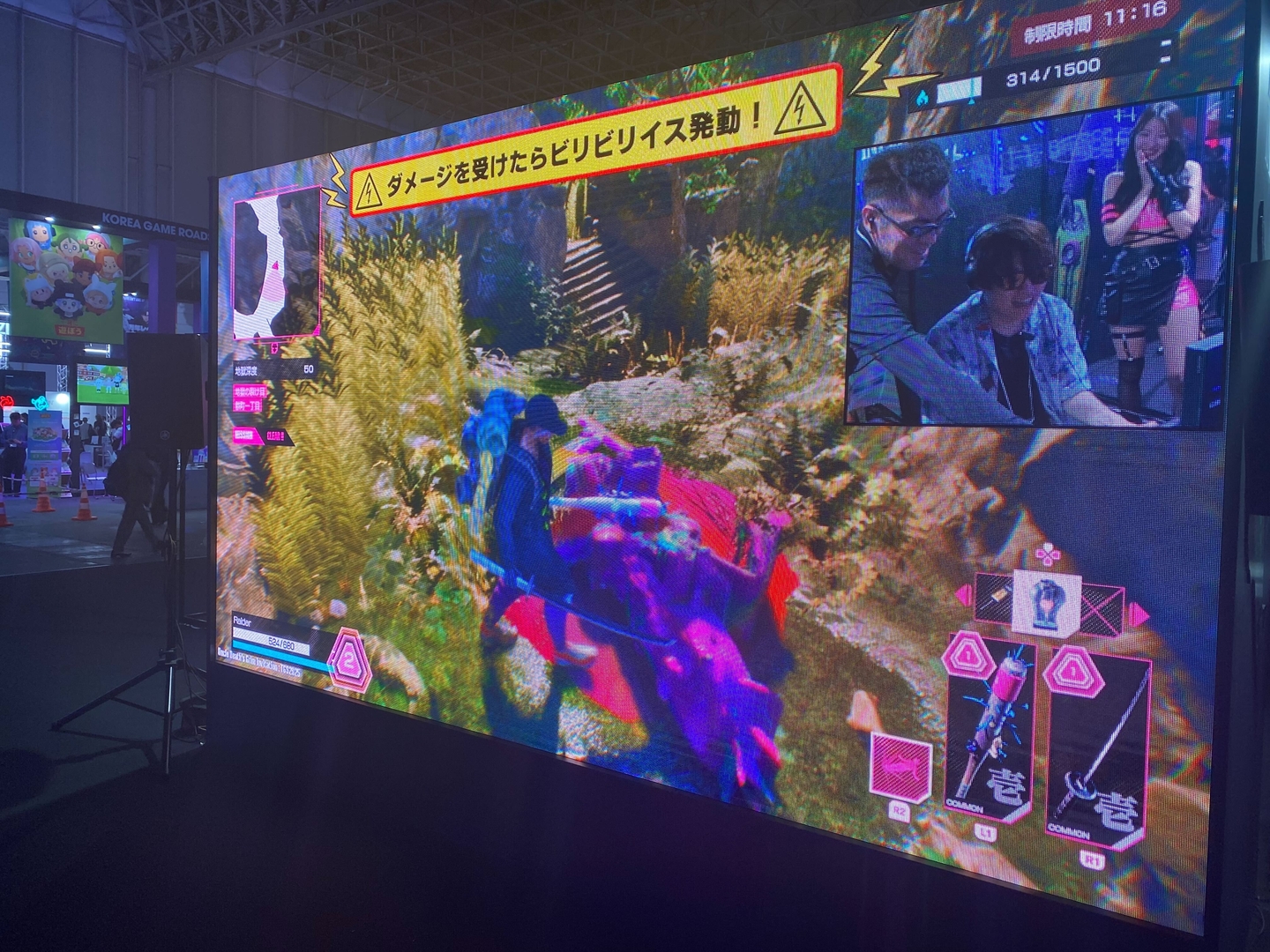 試遊エリアの横ではプレイ映像がリアルタイムで放映されている