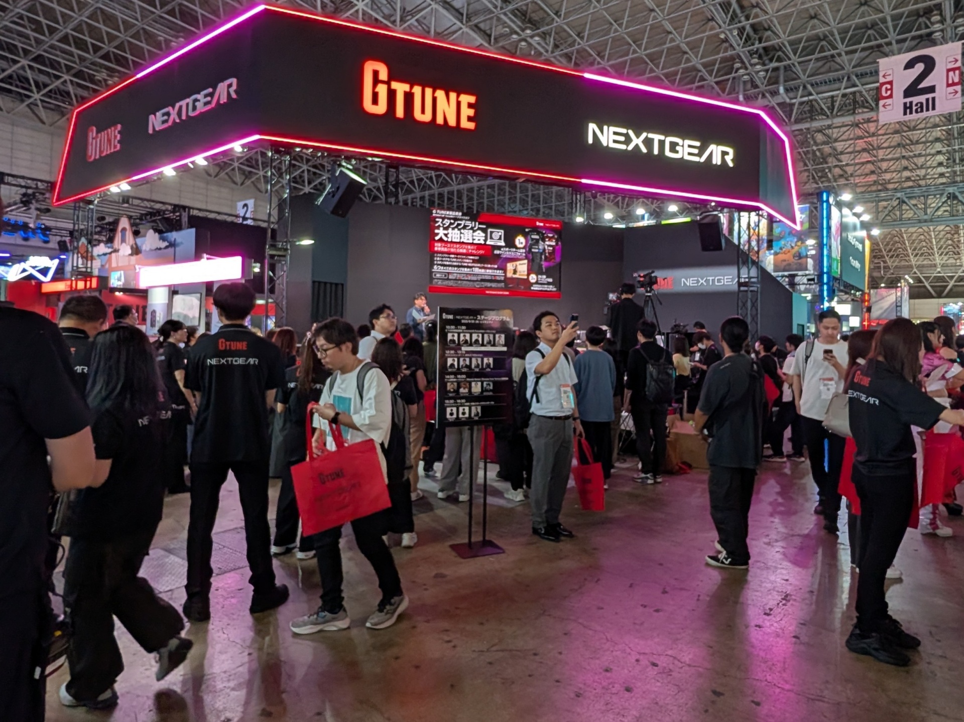 マウスコンピューターブース。正面には大型ステージが設営され、その裏側には「G TUNE」や「NEXTGEAR」など、同社が展開するゲーミングブランドのPCが多く展示され、ゲームの試遊が行なえるようになっている