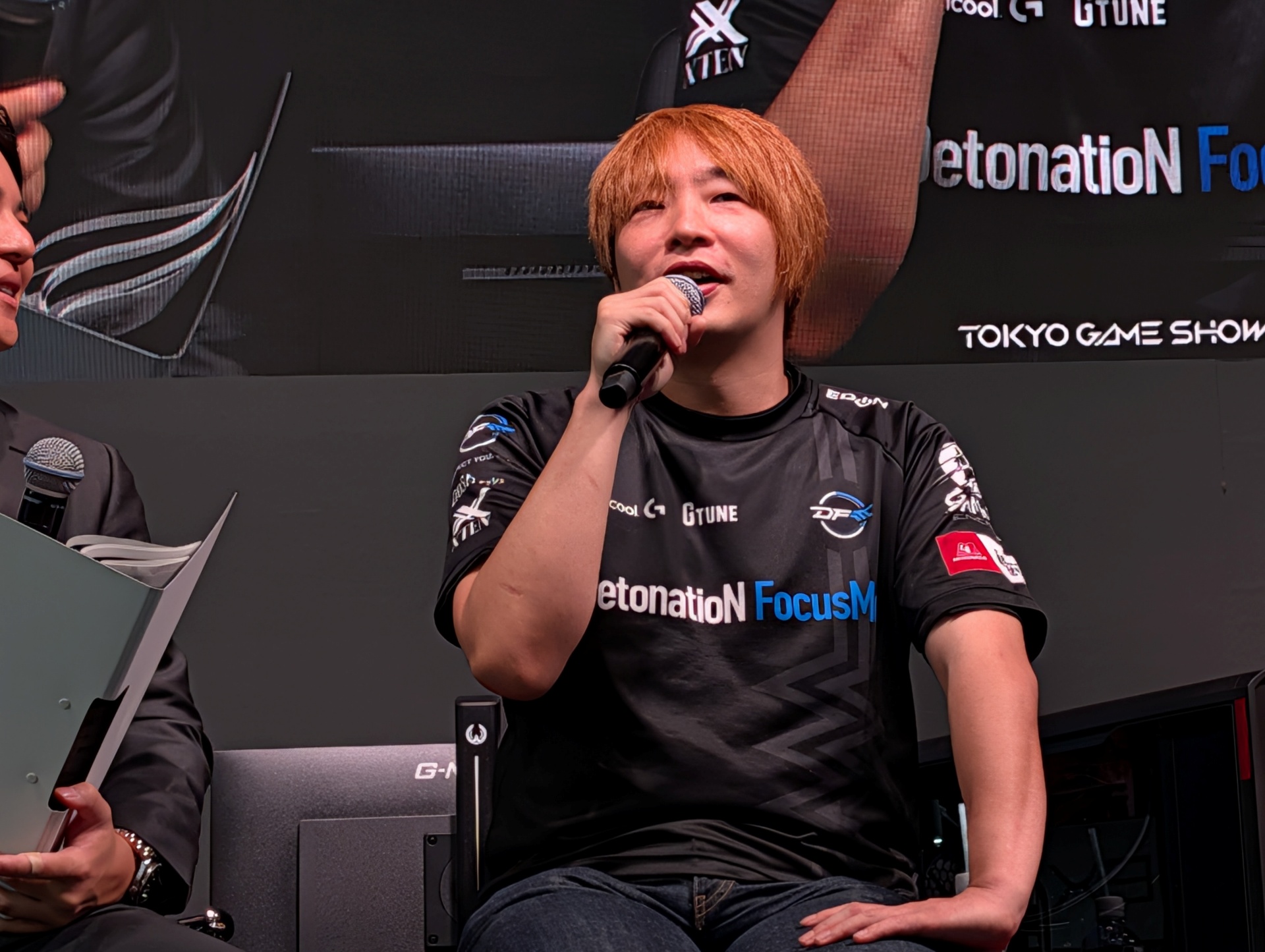 プロゲーマー代表として、DetonatioN FocusMe所属の板橋ザンギエフ選手も登壇