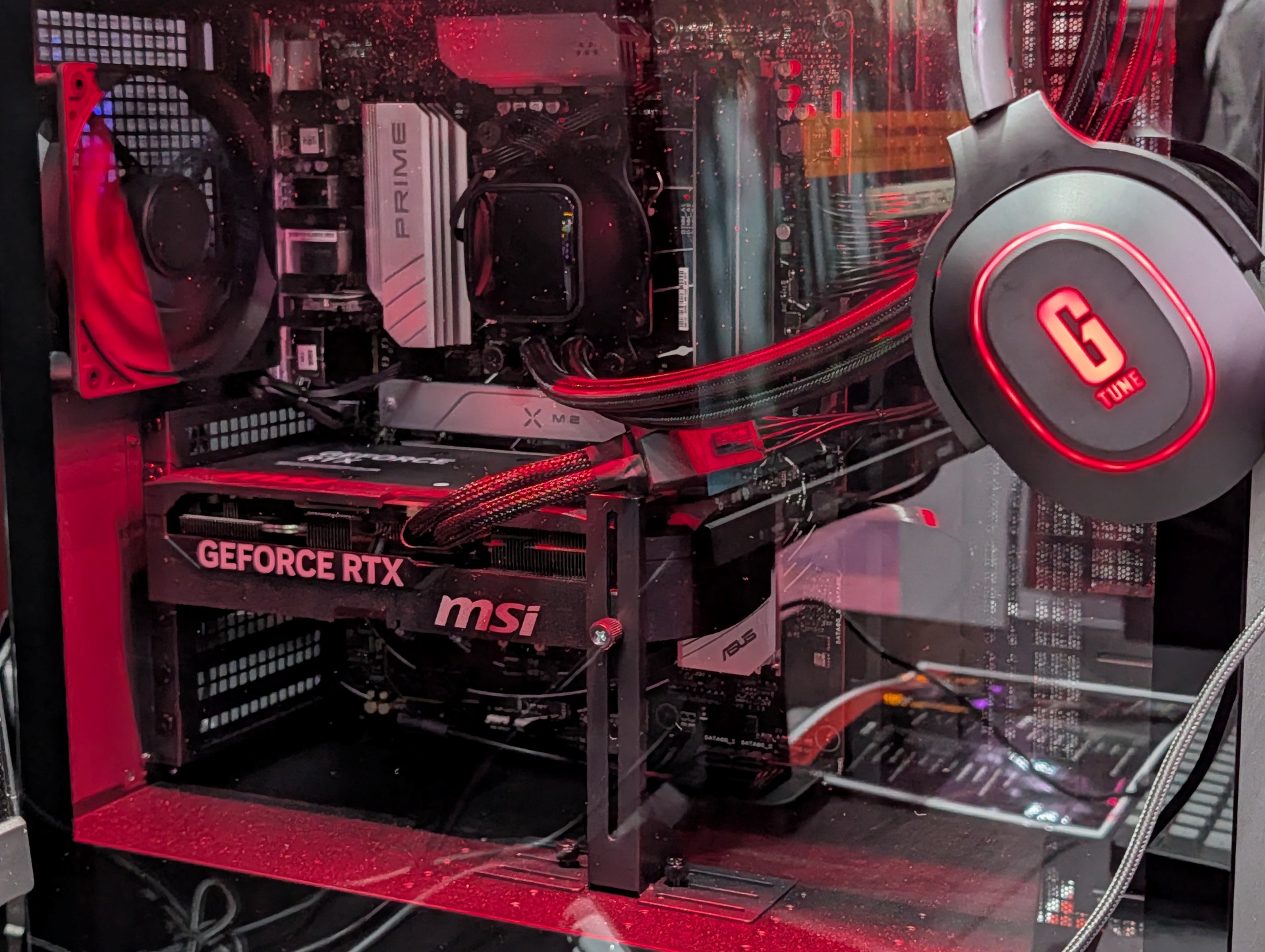 側面パネルがアクリルパネルなので、ケース内がバッチリ見えるのがクール