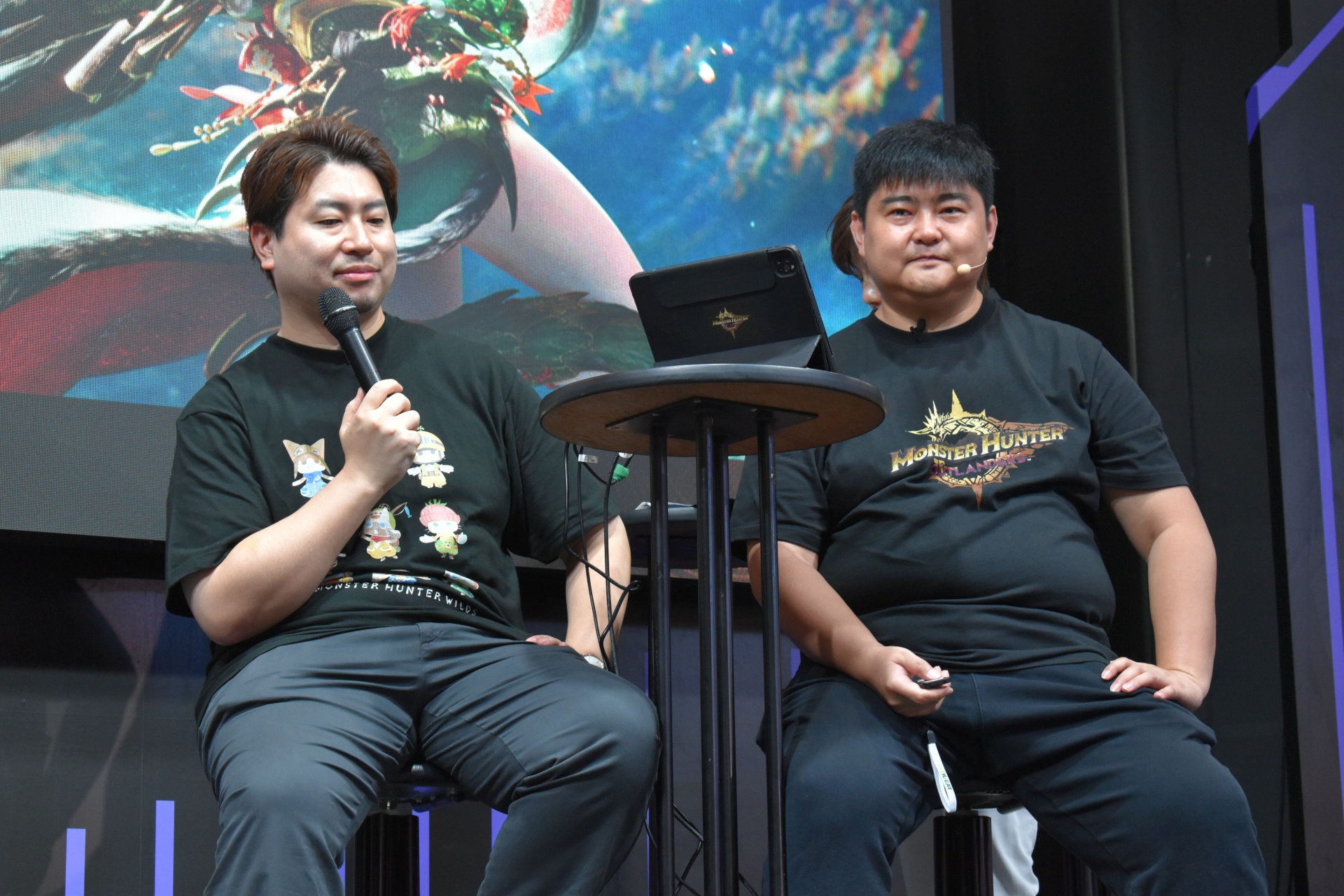 カプコンプロデューサーの砂野元気氏（左）とTiMi Studioプロデューサーのホァン・ドン氏（右）