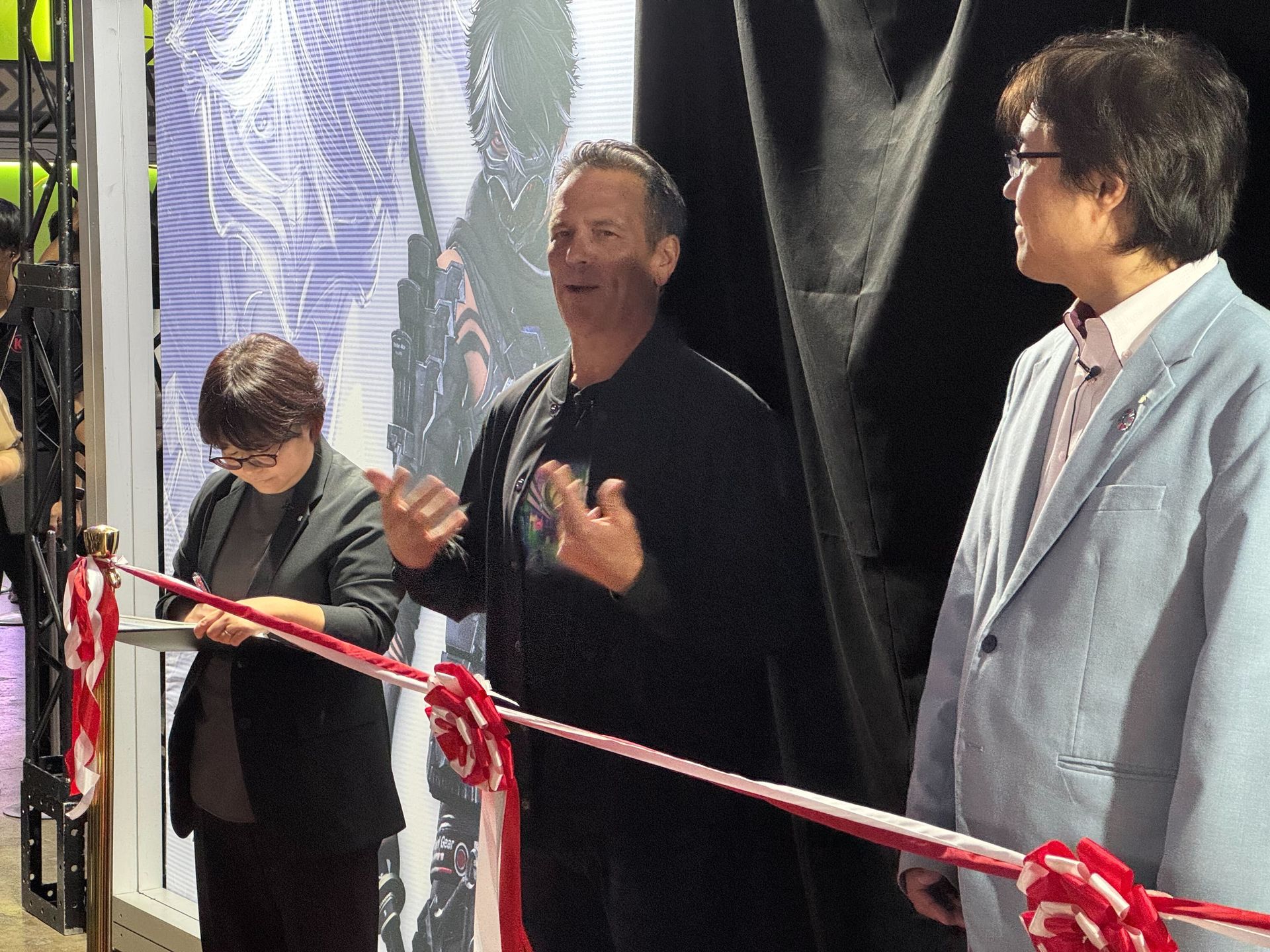 配信は録画だが、25日には、コーエーテクモブースでのテープカットに参加するなど、今年も来日していた