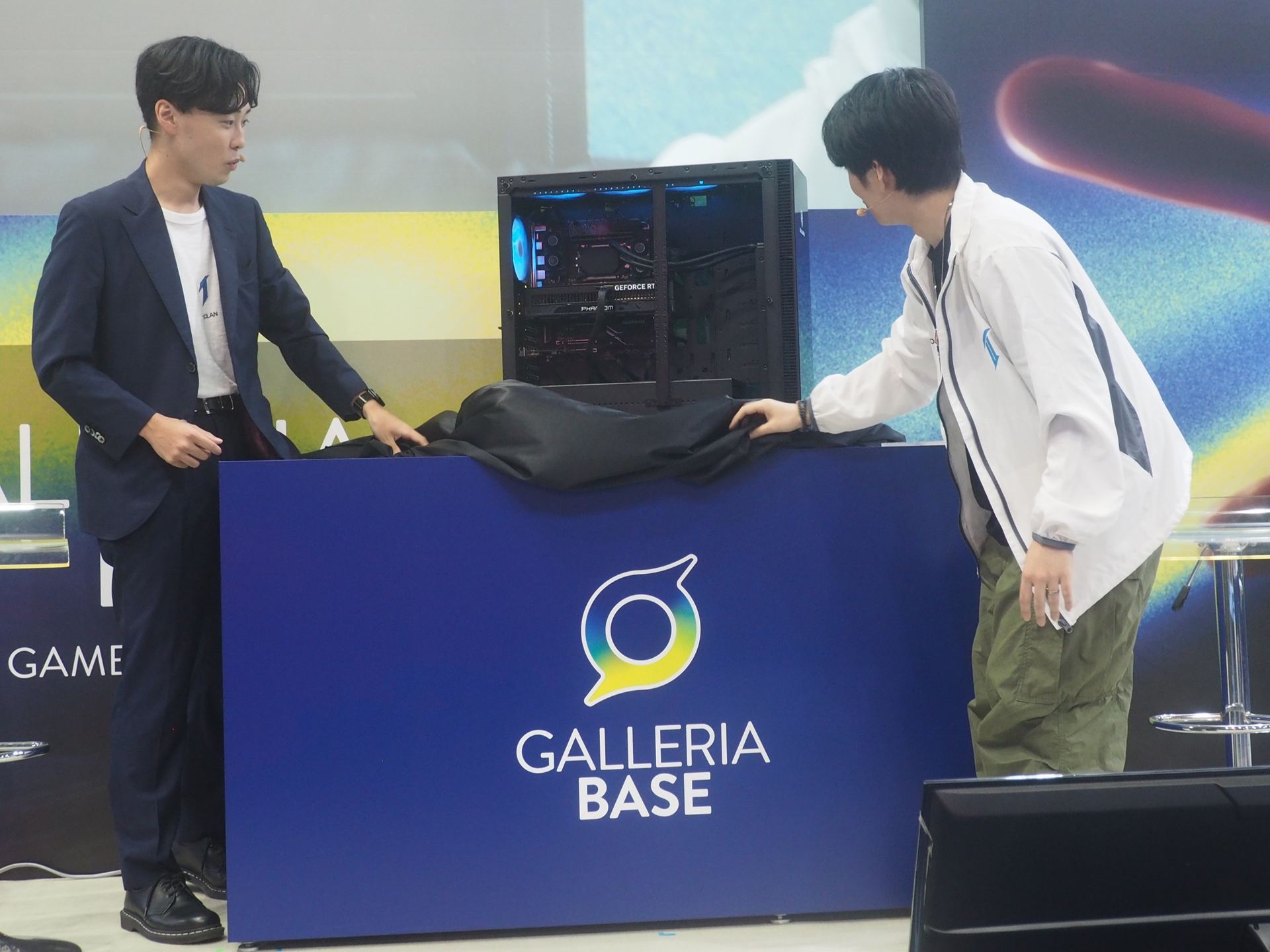 PRiZEさんとRuさんがステージに置かれていたPCにかけられていた布をめくる
