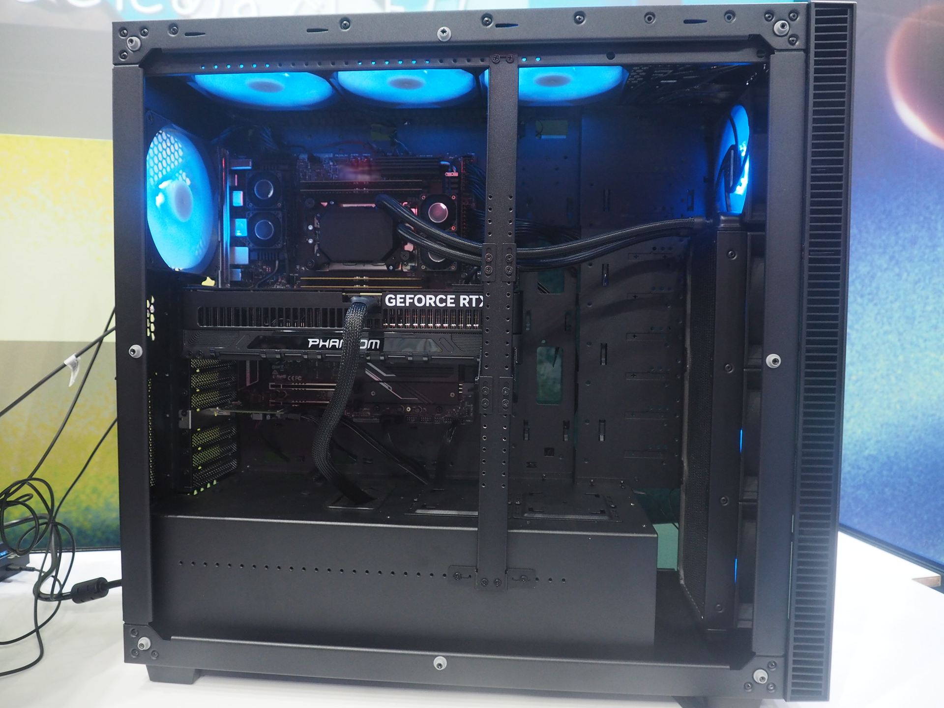 現れたのはThreadripper搭載GALLERIAだ。水冷ヘッド部分が長方形になっていることに注目