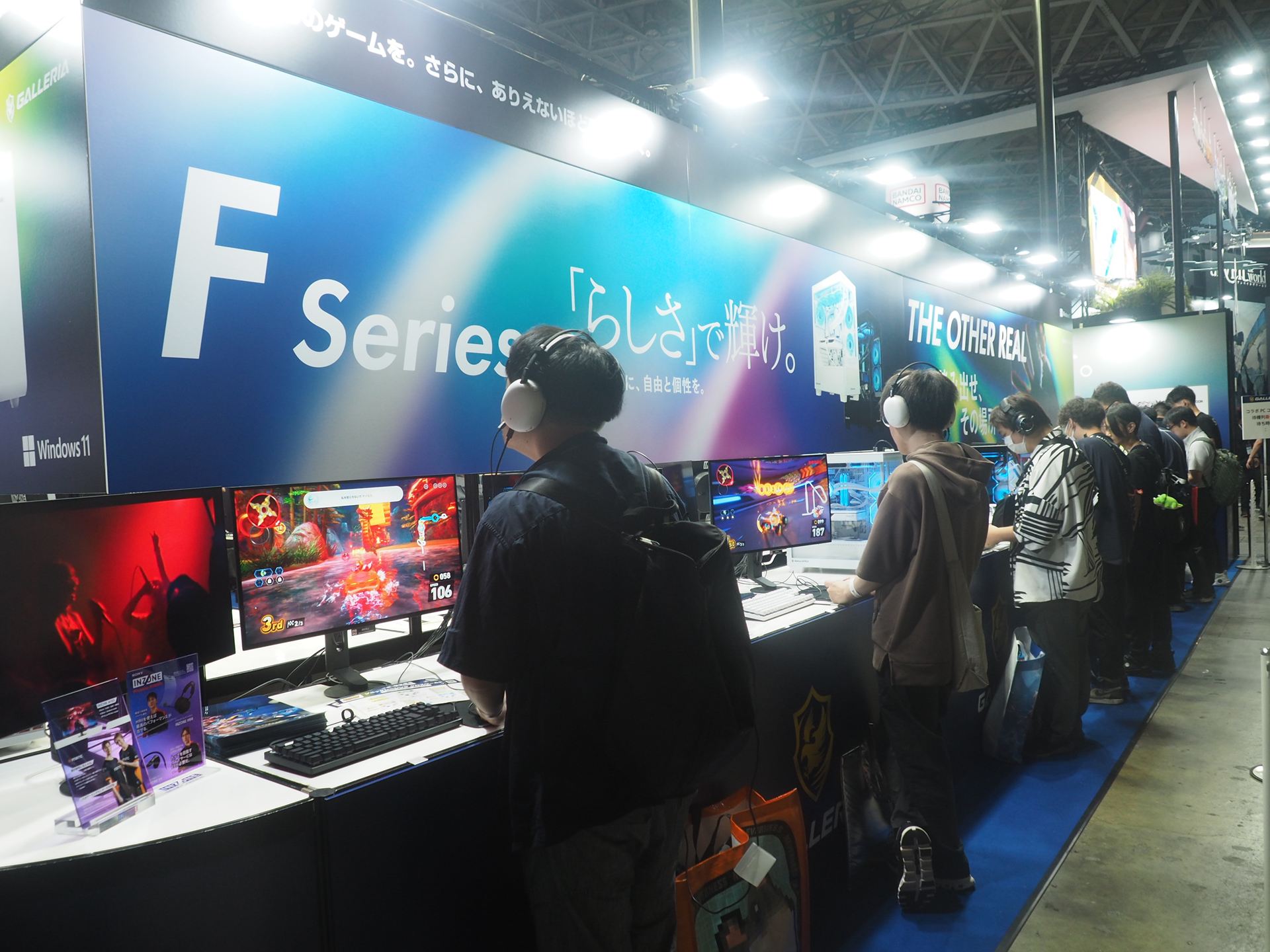 Fシリーズもブースの外周にも試遊機が並んでいた