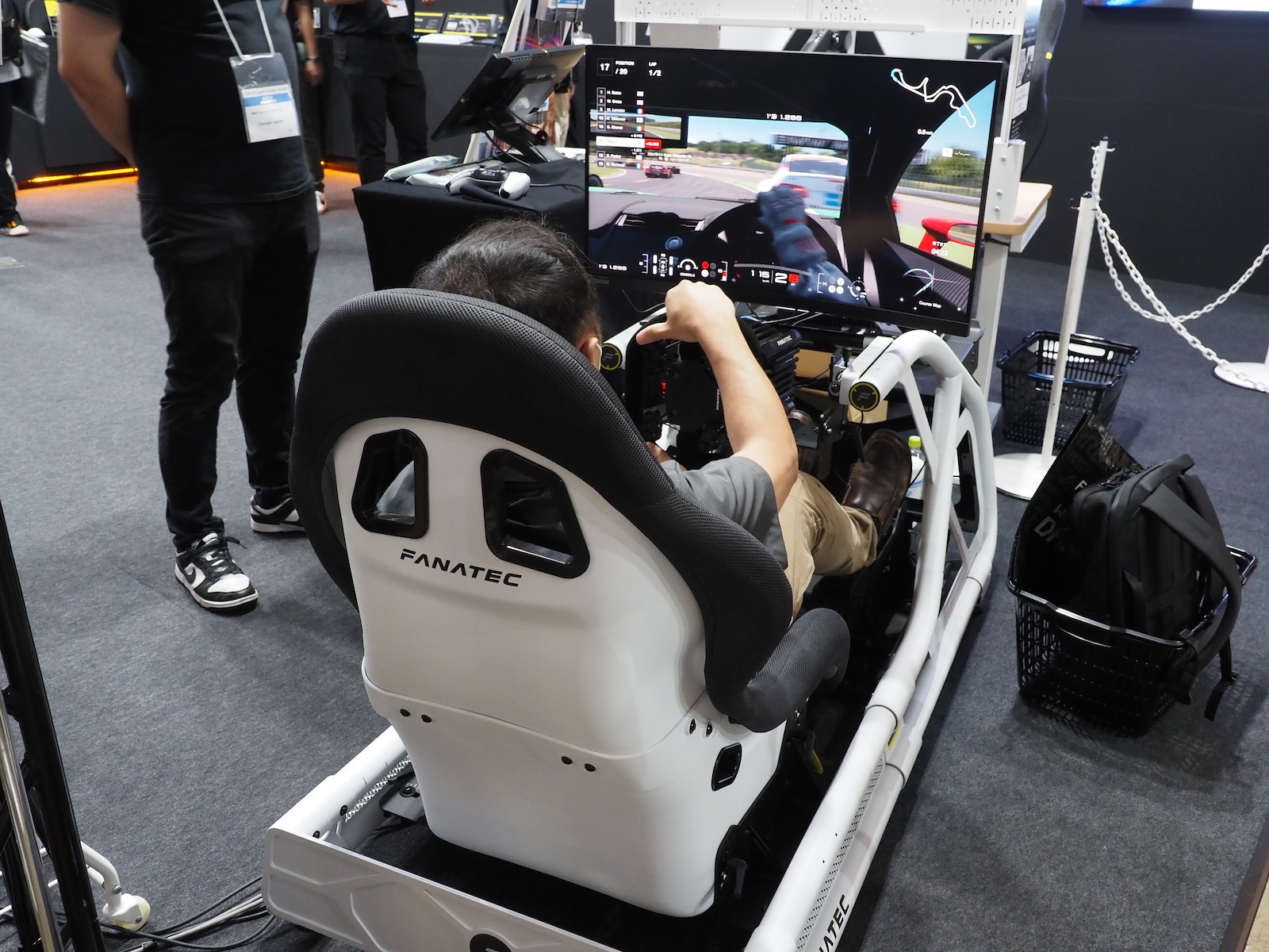 Fanatecのコックピットを使ったレースシム体験コーナー