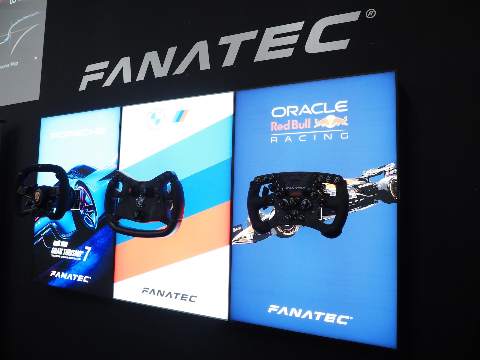 レースチームとコラボレーションしたステアリングも用意。ぜひ実際に訪れて、触ってみてほしい