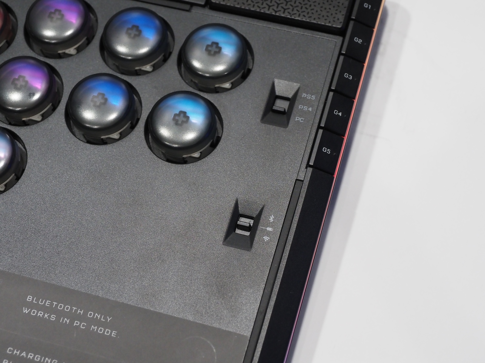 筐体には動作モードのスイッチのほか……