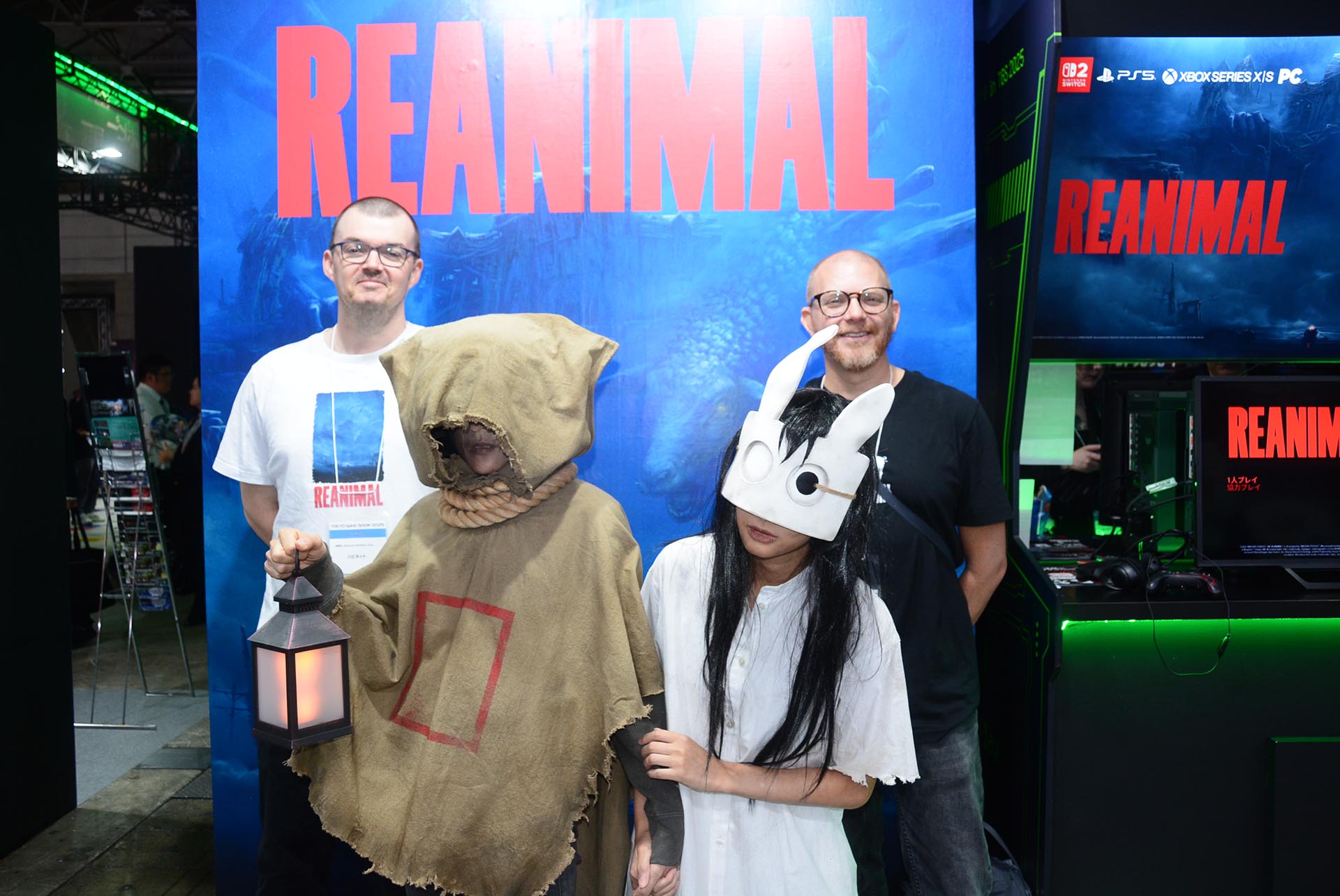 来日した開発者とオフィシャルコスプレーヤーの記念写真