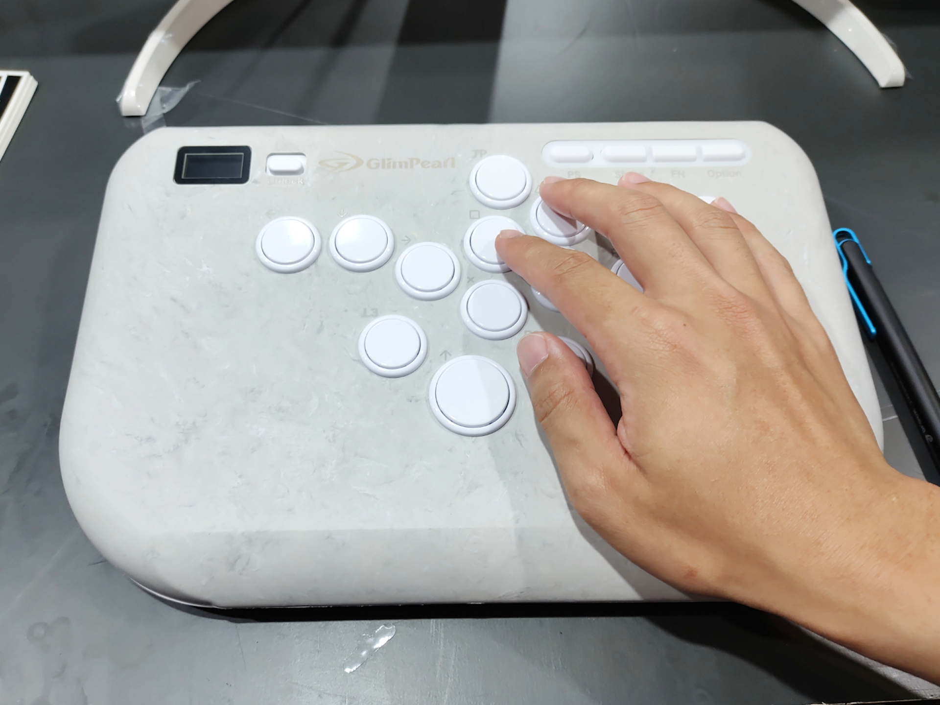 成人男性の手がしっかり収まるサイズ感