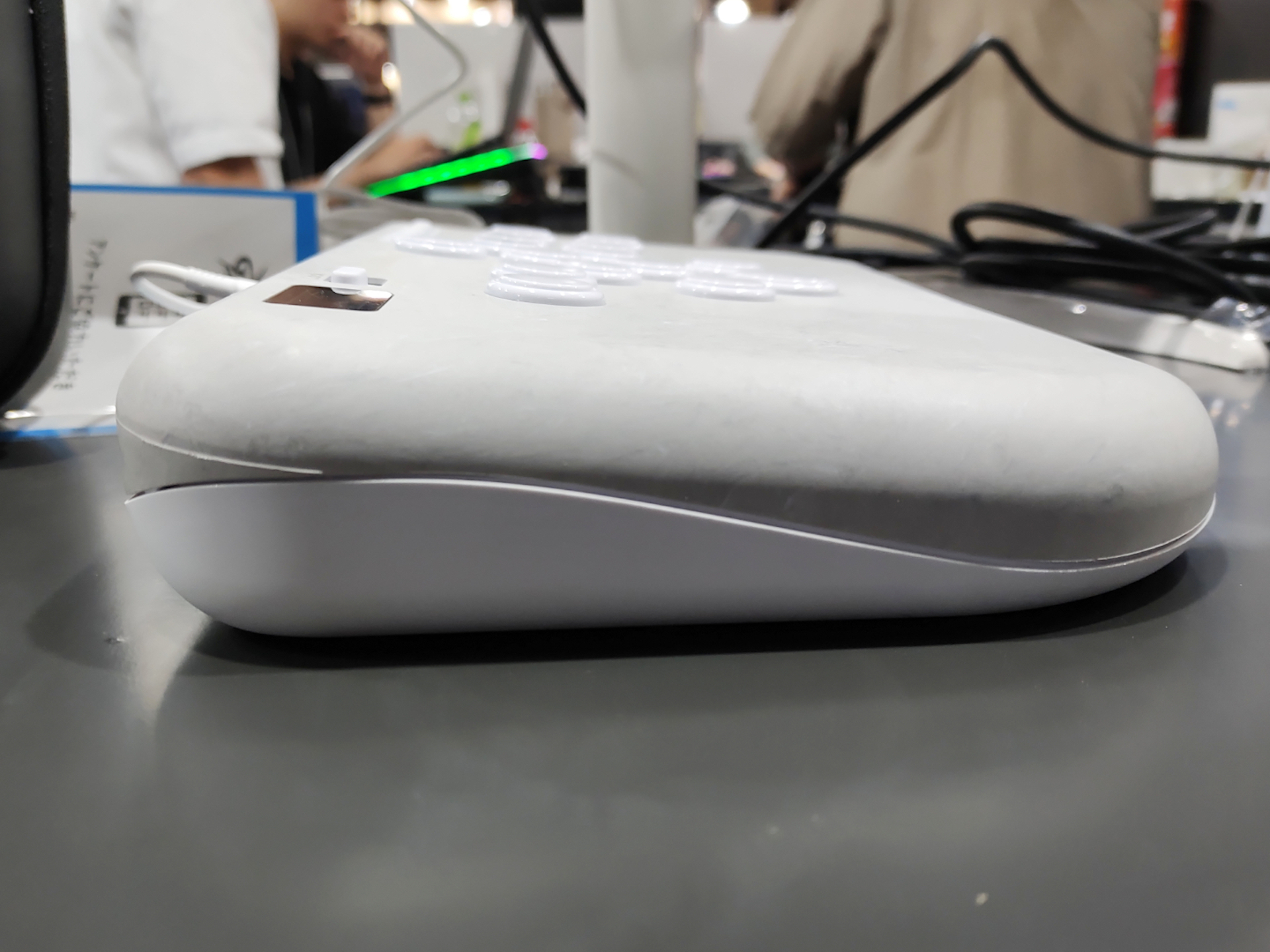 成人男性の手がしっかり収まるサイズ感