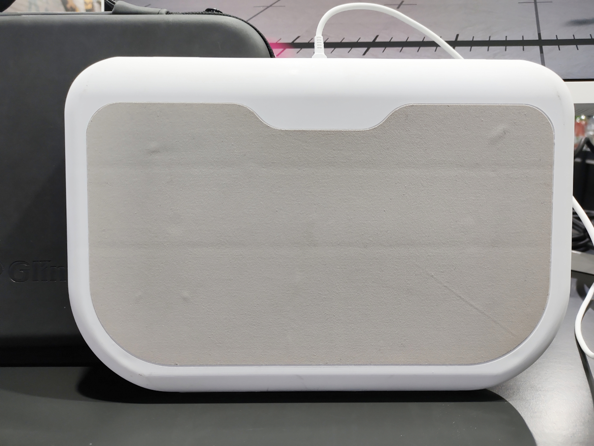 本体を斜めにして膝置きするという独特なフォームのさはら選手が提案し、全面滑り止めが採用された