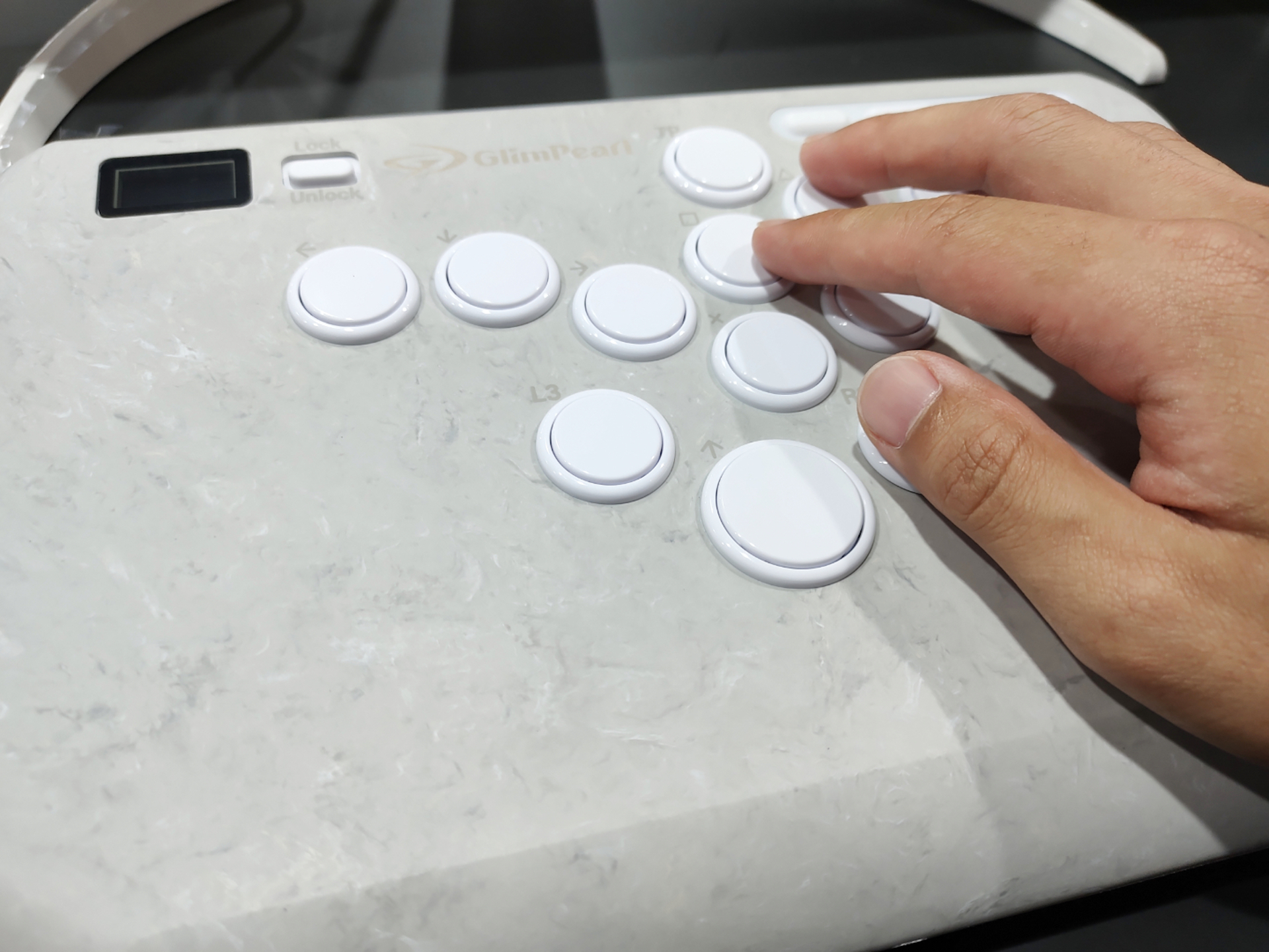 ちょこっと触れただけでボタンが反応する低ストロークなOneFRAME。ストロークが短いながら打鍵感もしっかりある