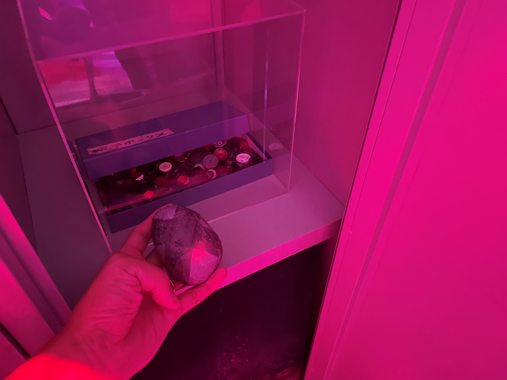 情報がありそうなアイテムの場合、石が反応する。キーワードが何かは自分で考えなくてはならない