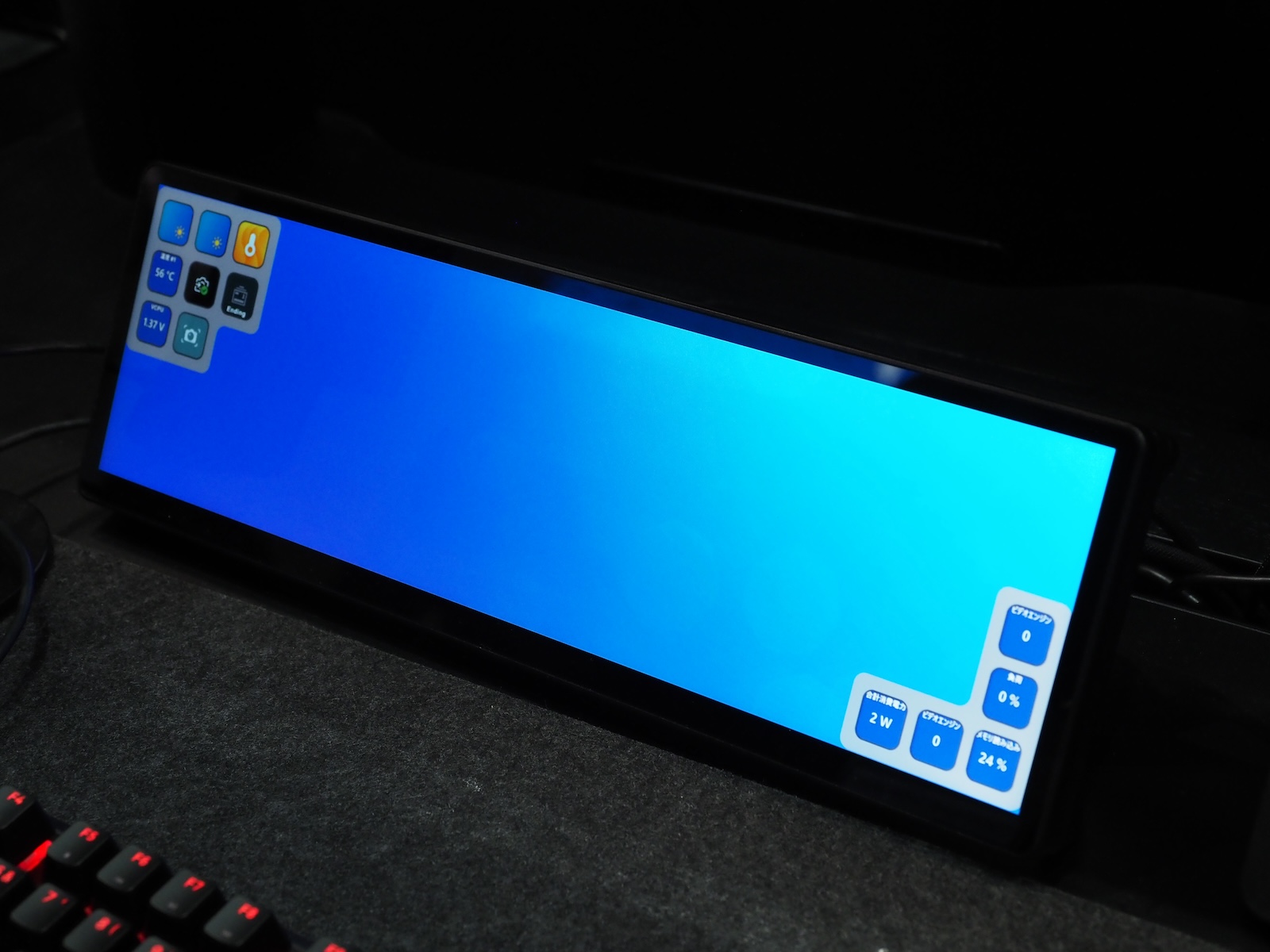 Elgatoの親会社であるコルセアの「XENEON EDGE」が展示中。左手用デバイス兼ディスプレイという多機能デバイスだ